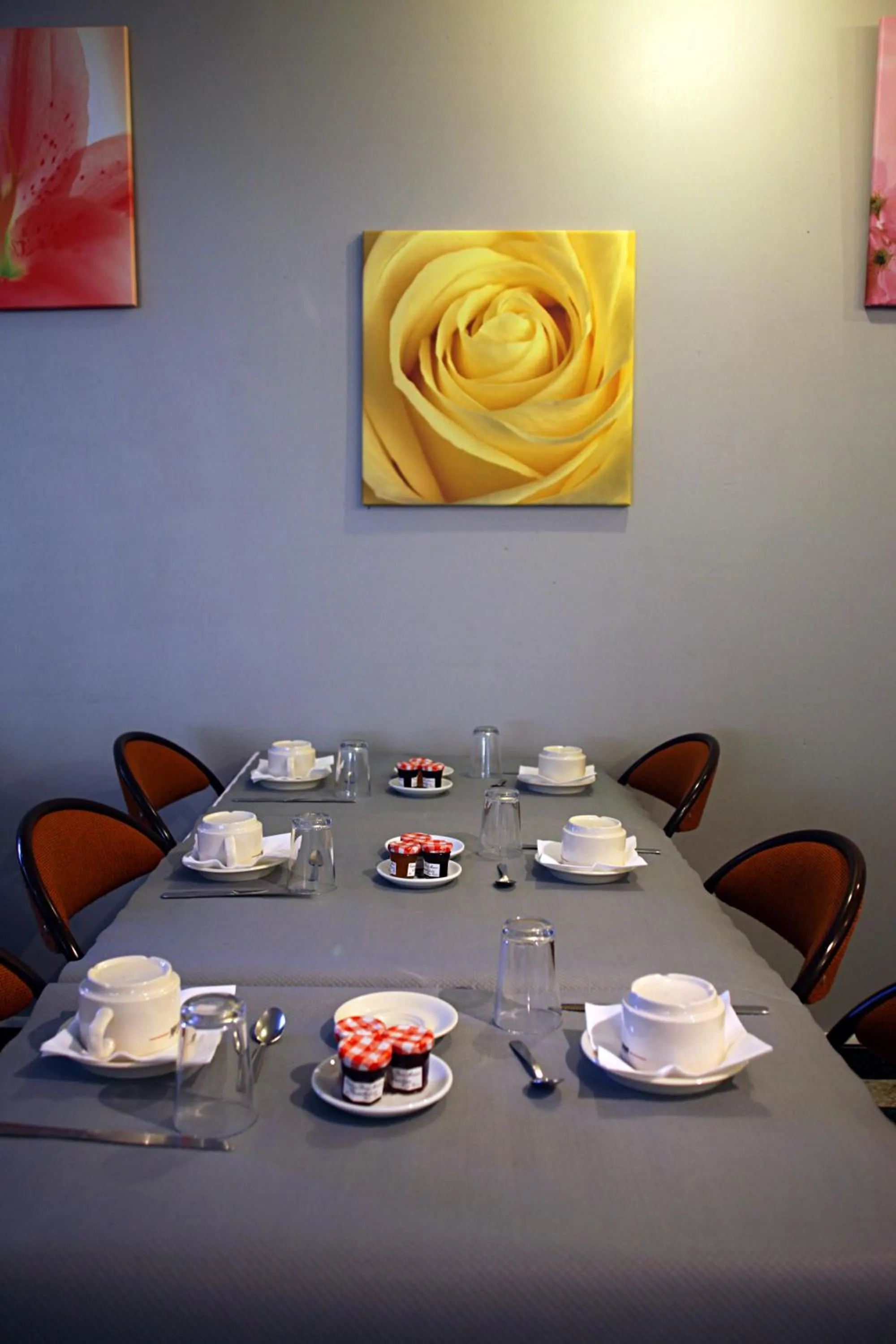 Restaurant/places to eat in Le Petit Manoir Hotel Provence