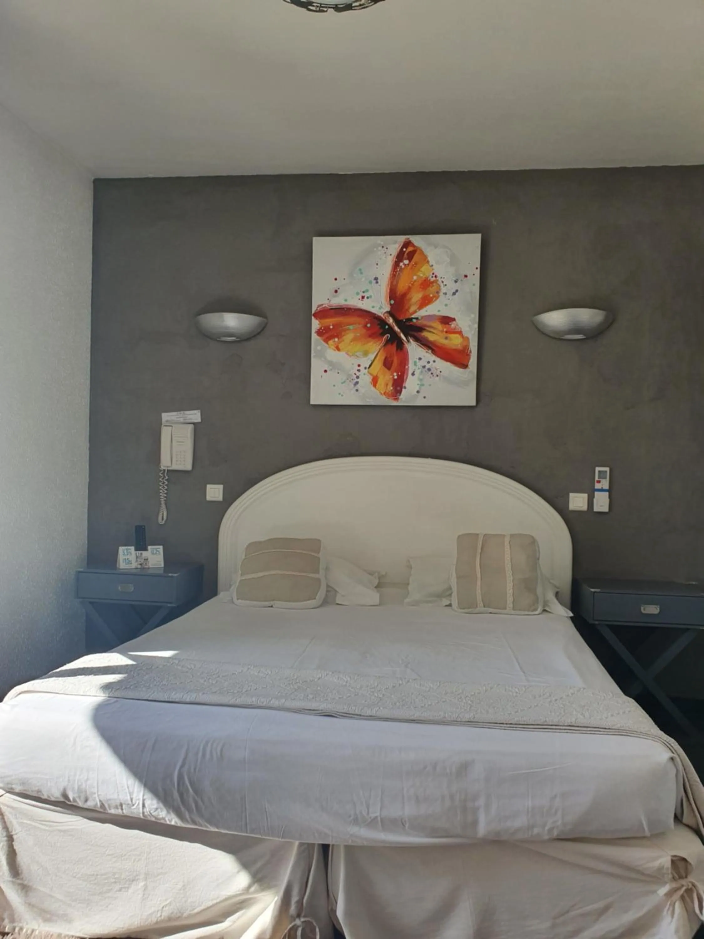 Bed in Le Petit Manoir Hotel Provence