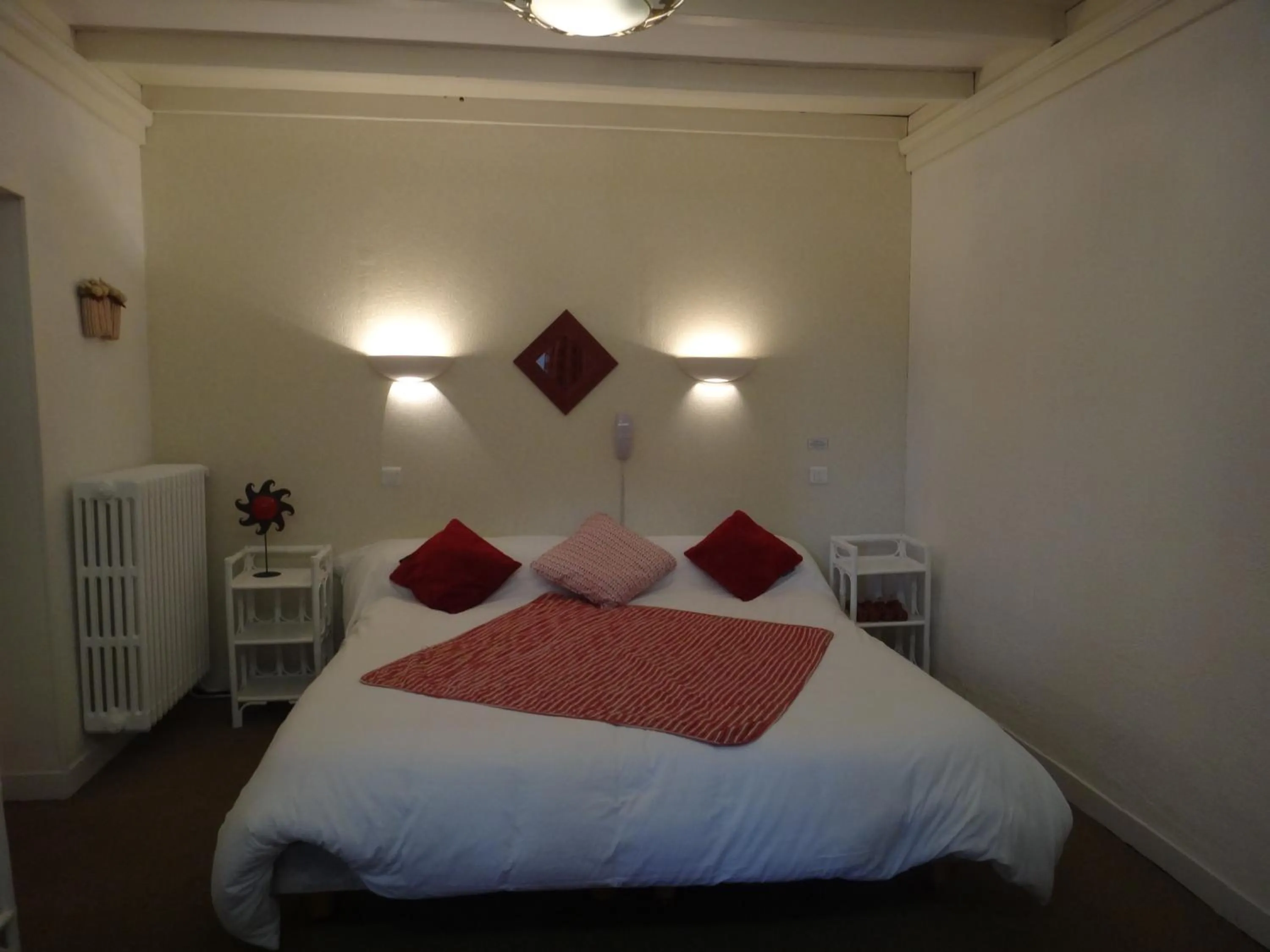 Bedroom, Bed in Le Petit Manoir Hotel Provence