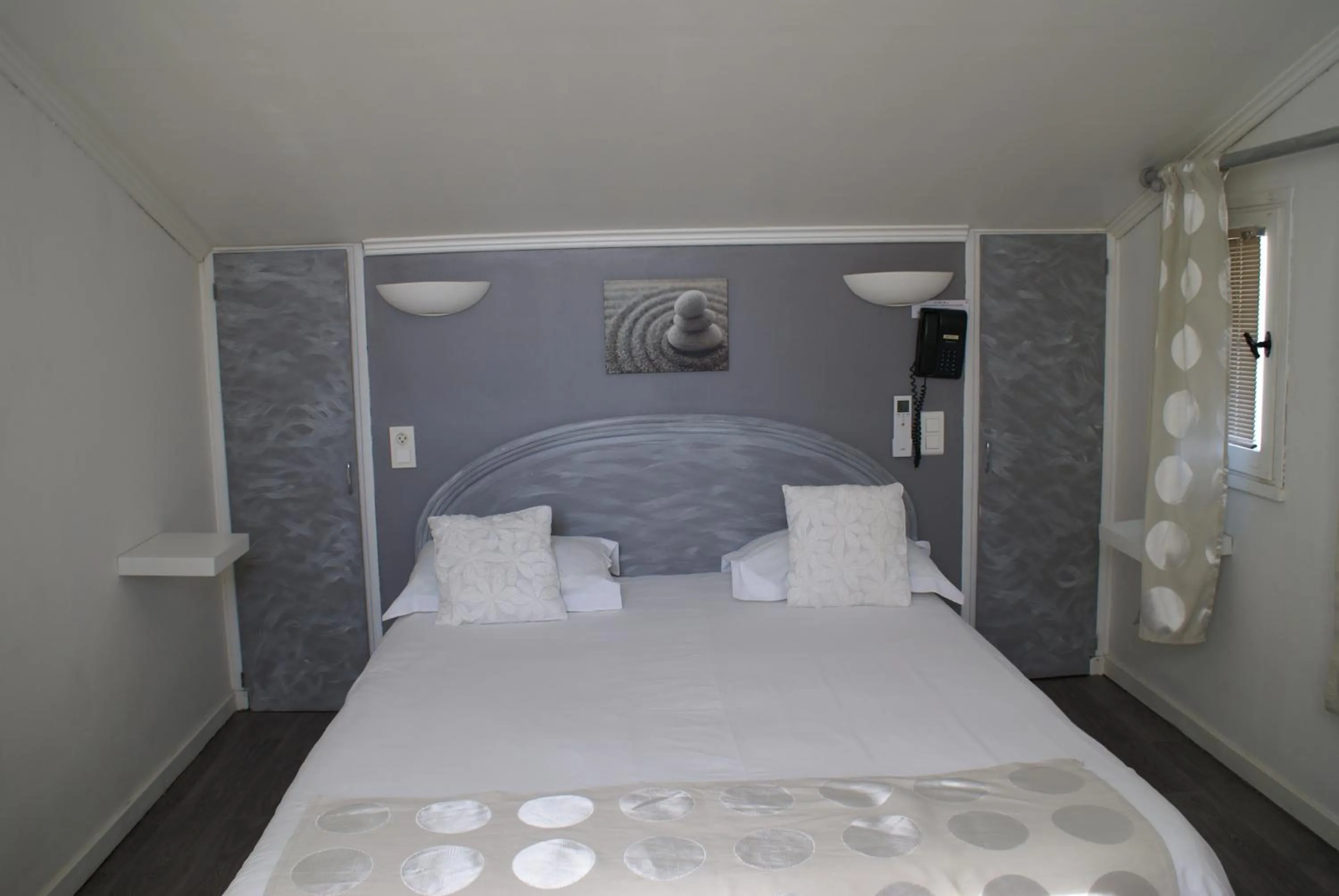 Bedroom, Bed in Le Petit Manoir Hotel Provence