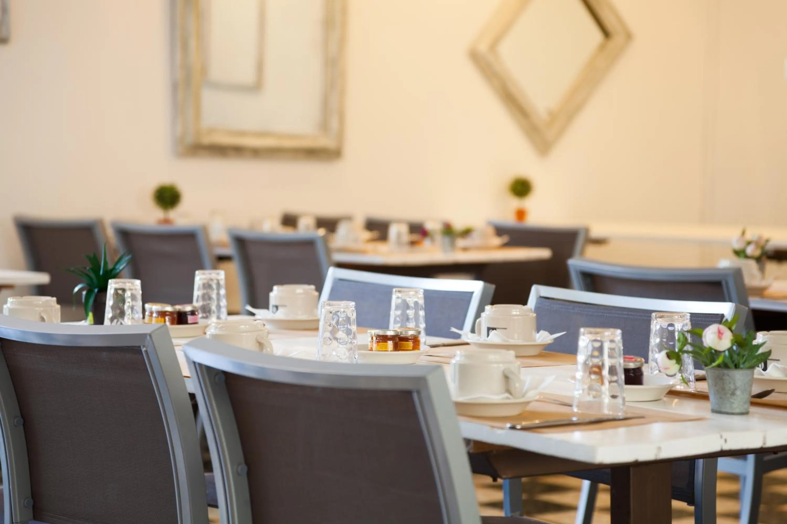 Restaurant/places to eat in Le Petit Manoir Hotel Provence