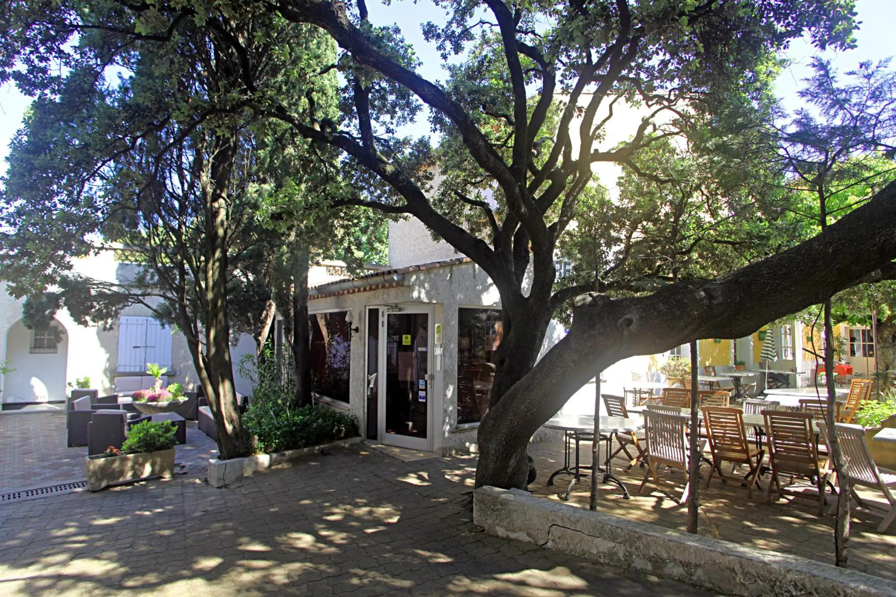 Lobby or reception in Le Petit Manoir Hotel Provence