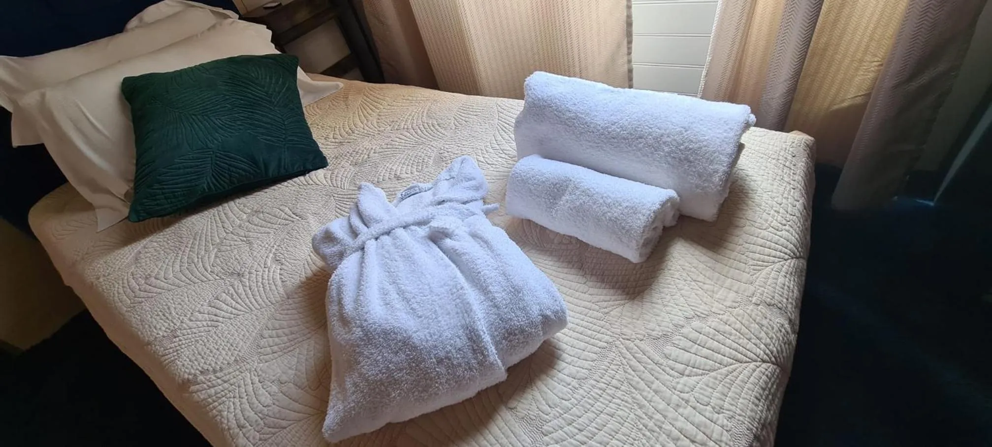 Bed in Hôtel les 4 éléments