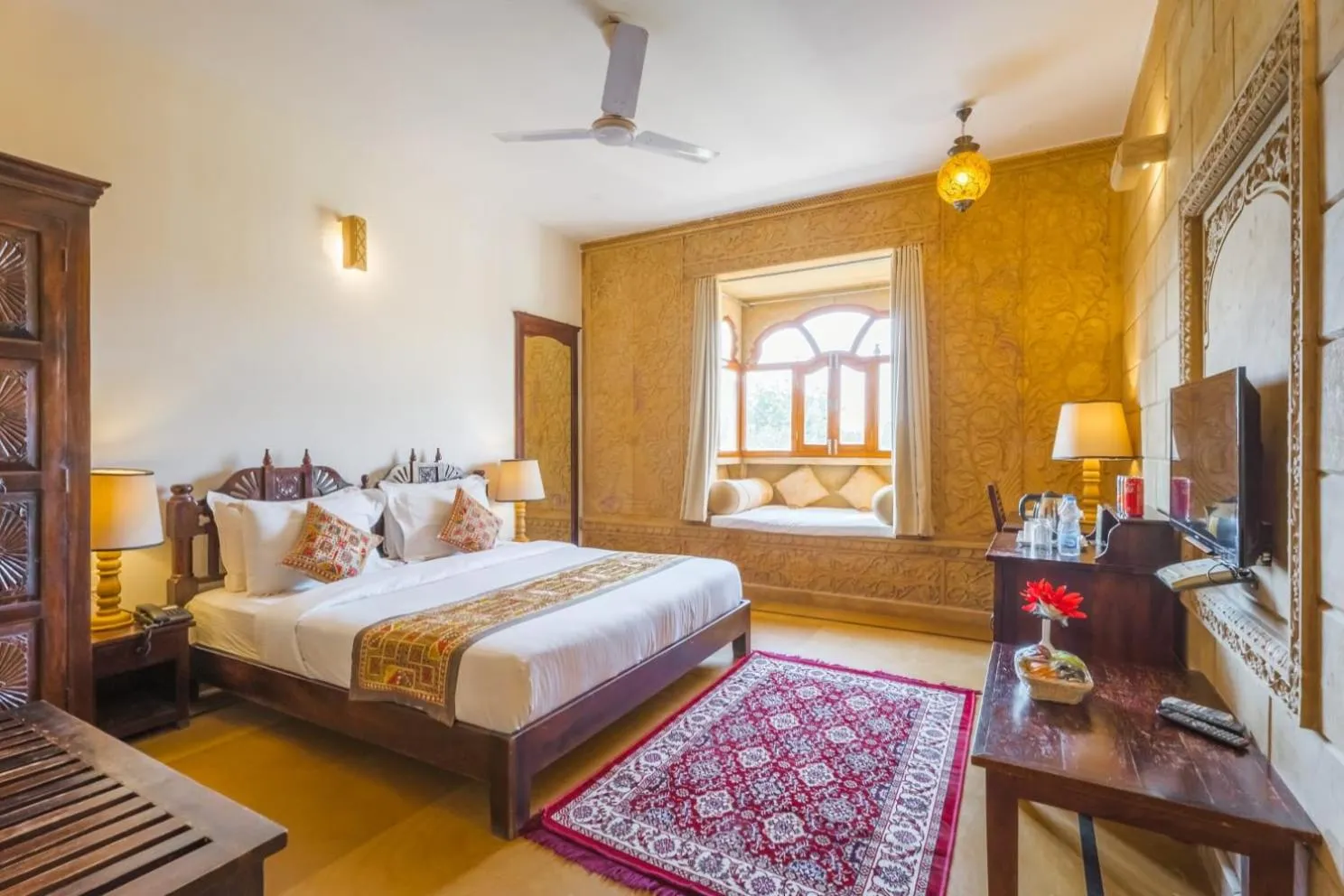 Bed in Hotel Golden Haveli
