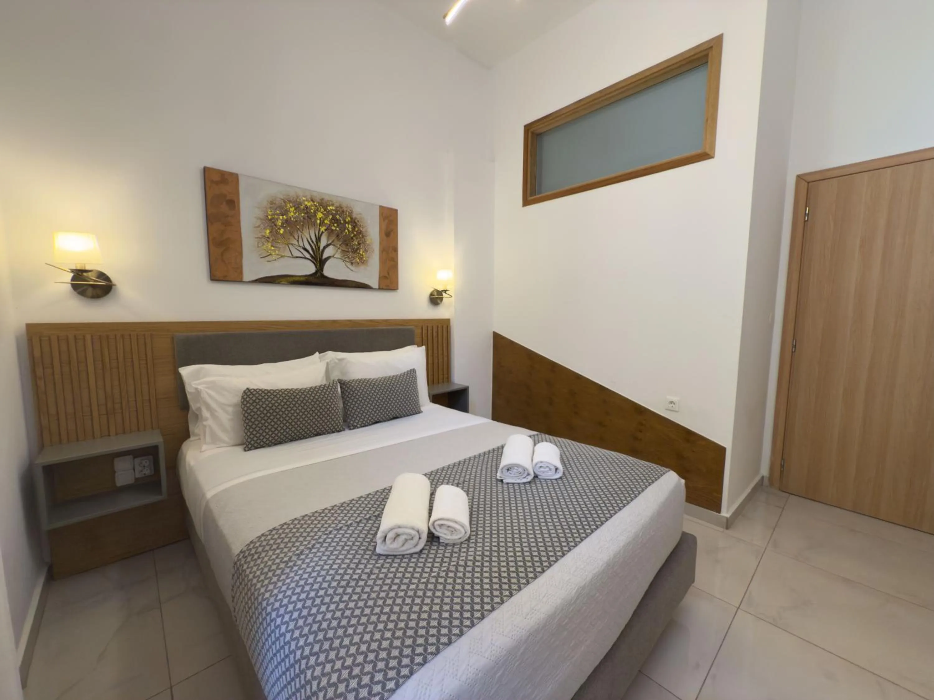 Bedroom, Bed in Deluxe Suites