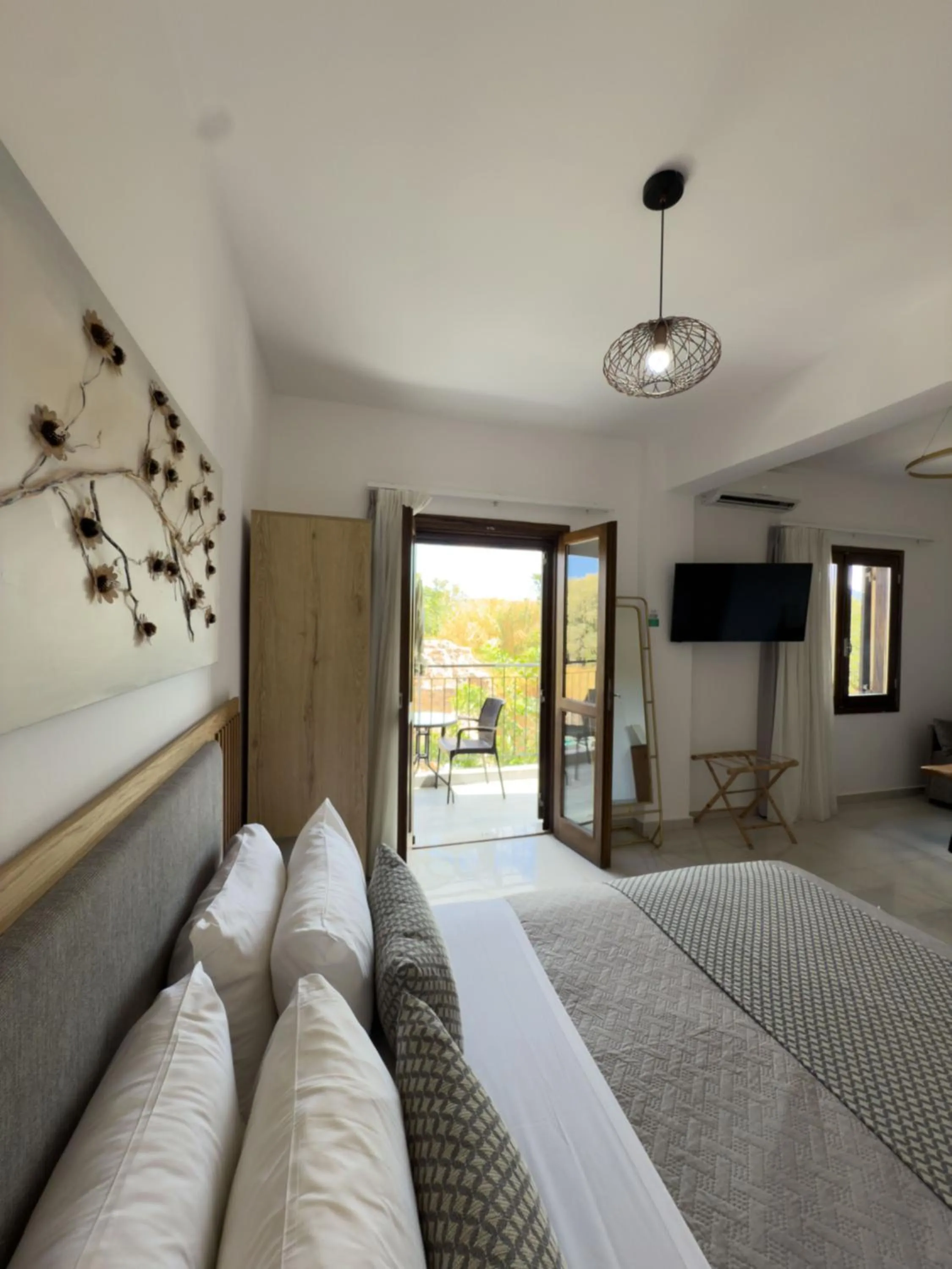 Photo of the whole room, Bed in Deluxe Suites