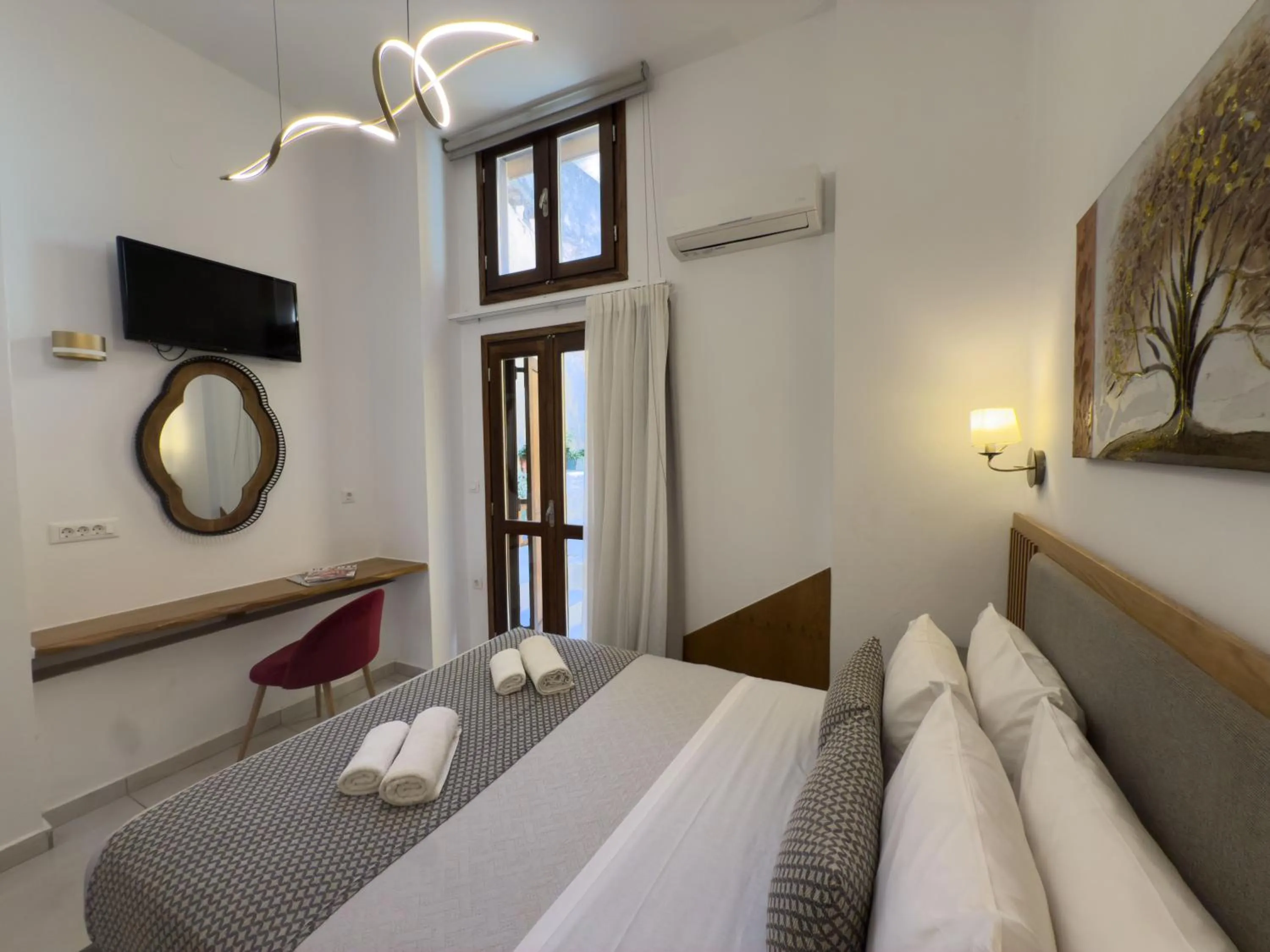 Bedroom, Bed in Deluxe Suites