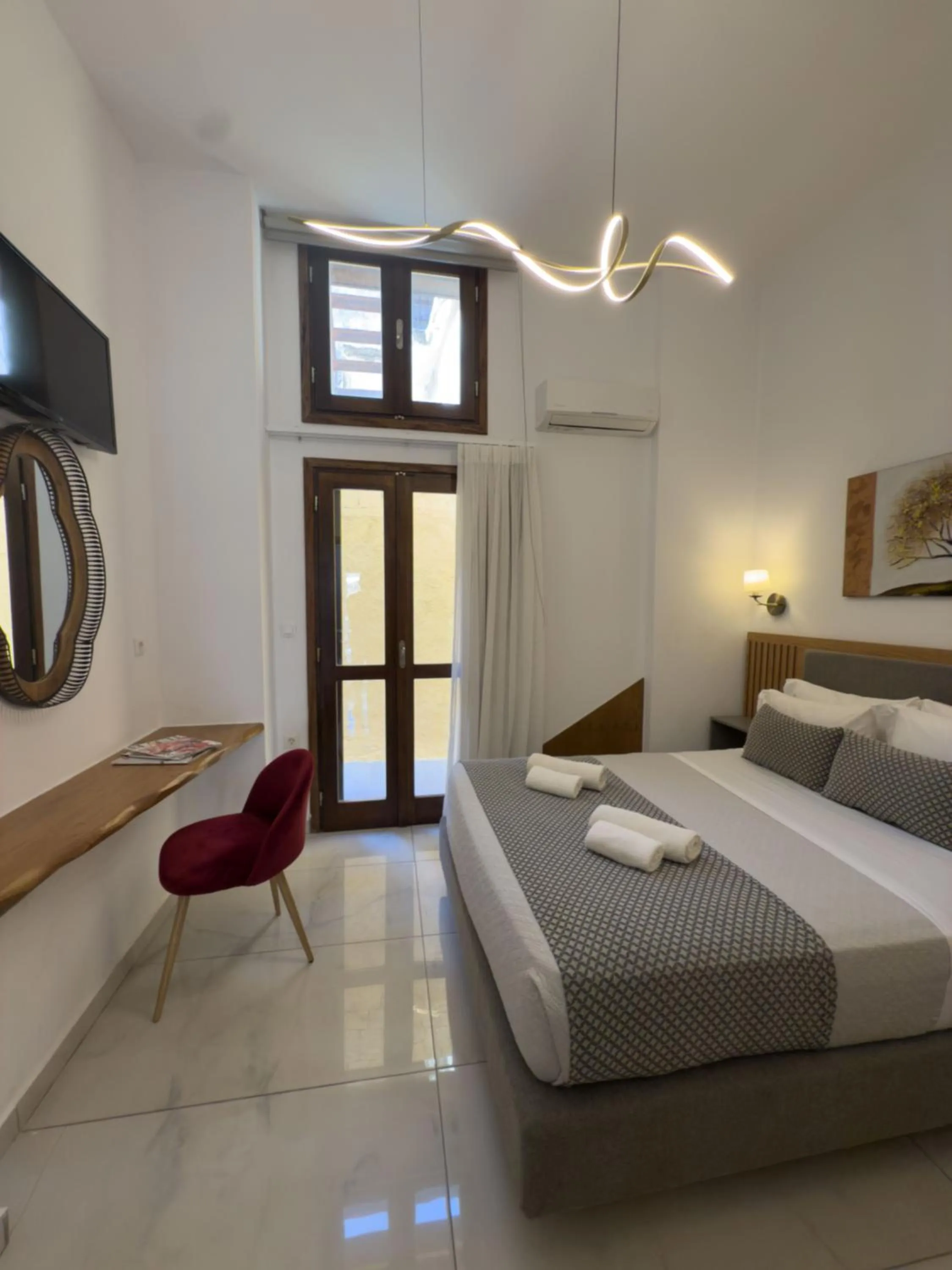 Bedroom, Bed in Deluxe Suites