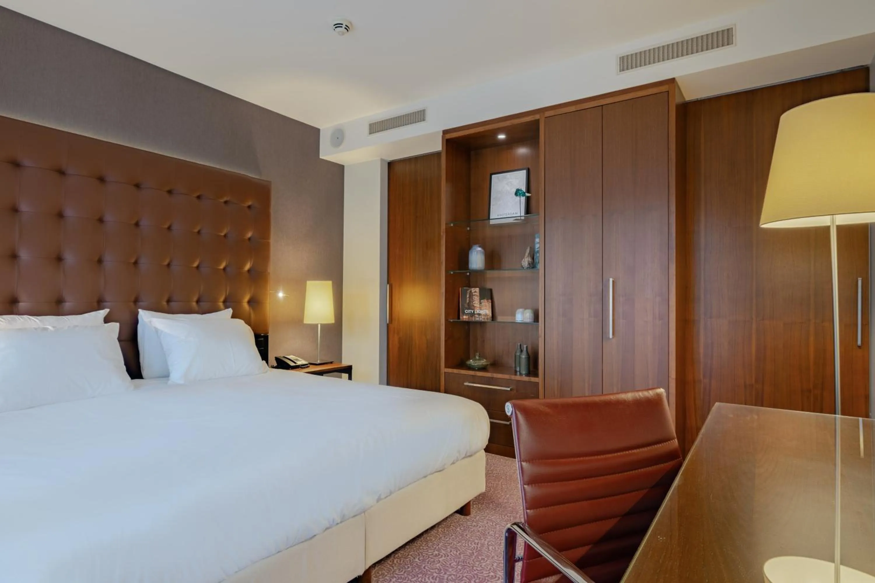Photo of the whole room, Bed in Crowne Plaza Amsterdam - South by IHG