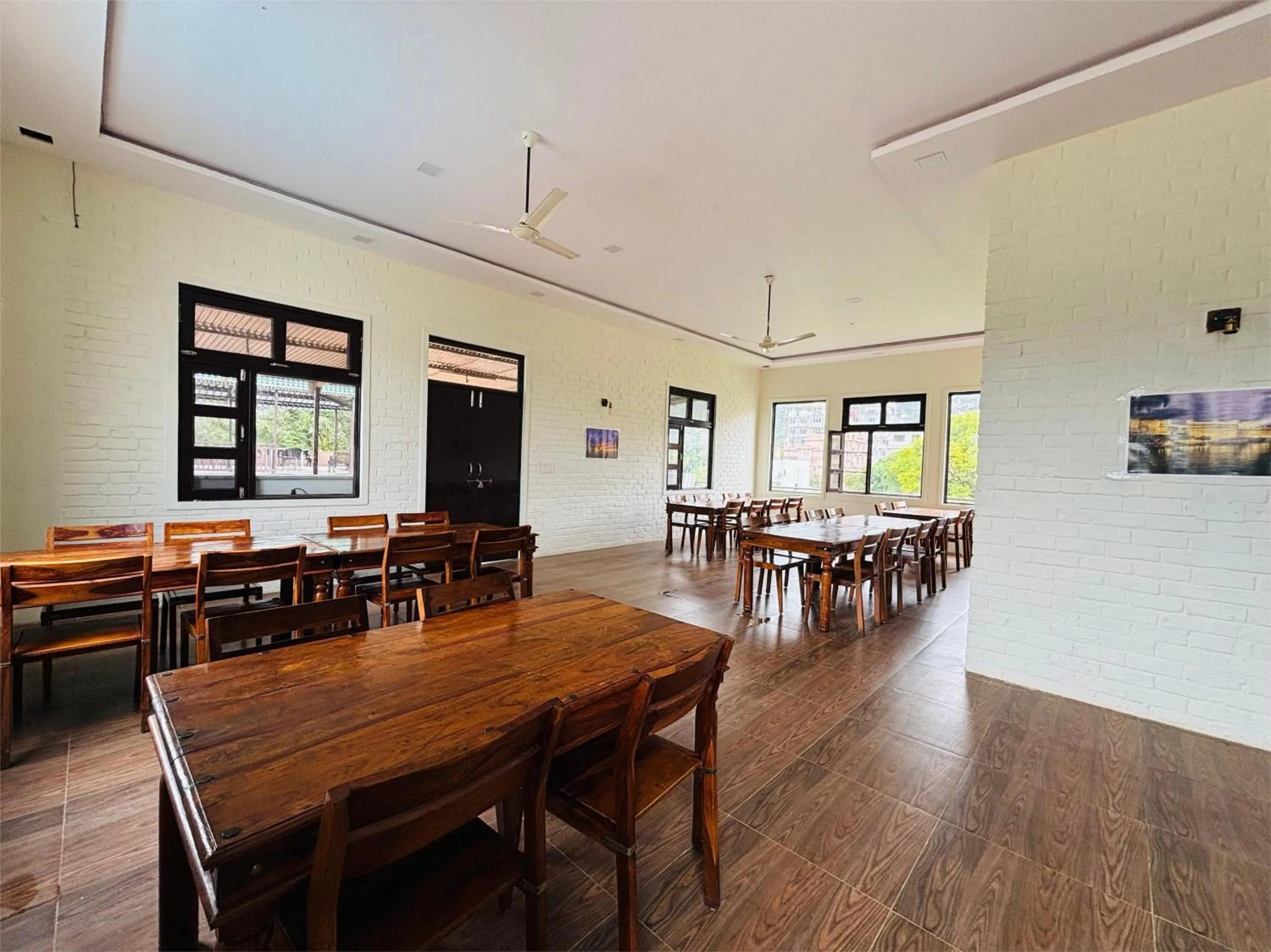 Restaurant/places to eat in Sajjan Bagh Resort