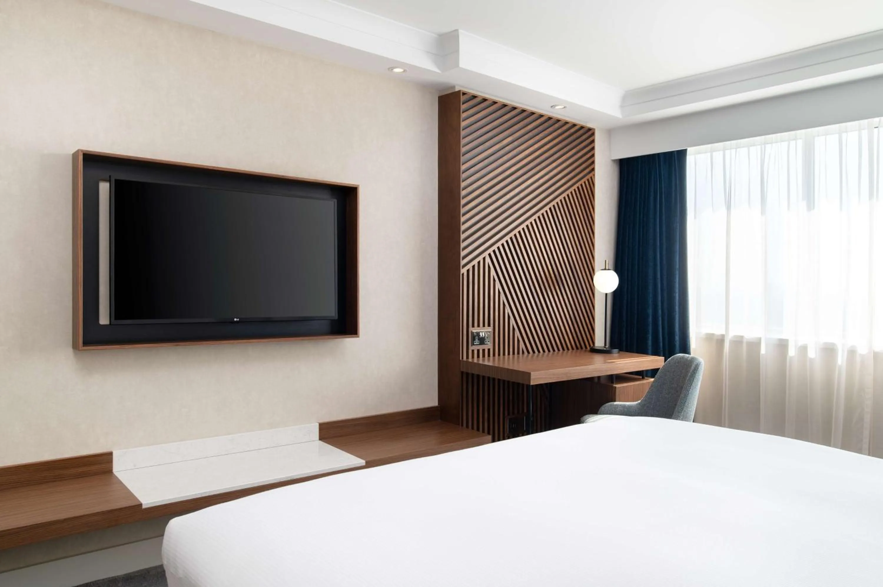TV and multimedia, Bed in Hilton London Metropole