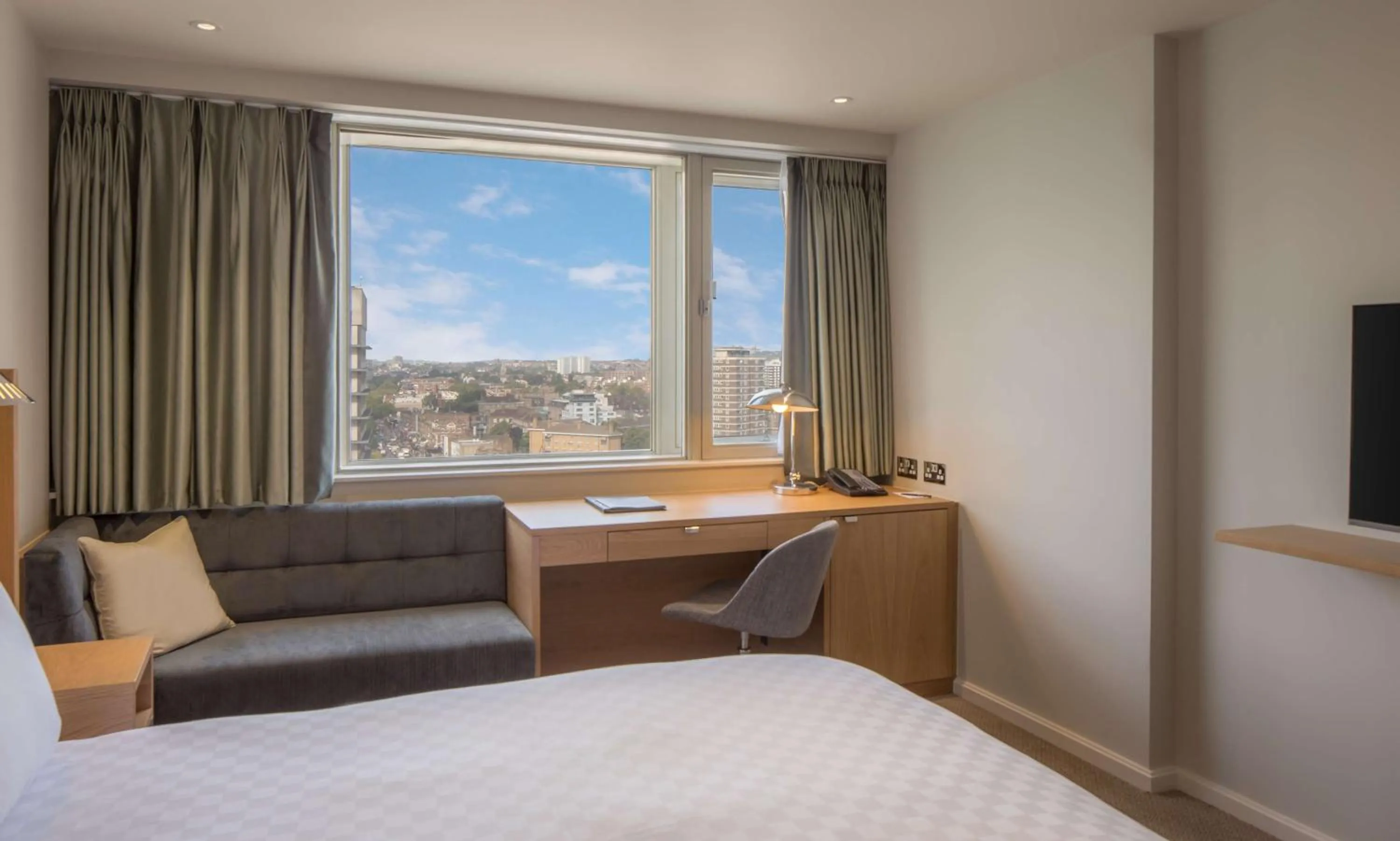 Bedroom, Bed in Hilton London Metropole