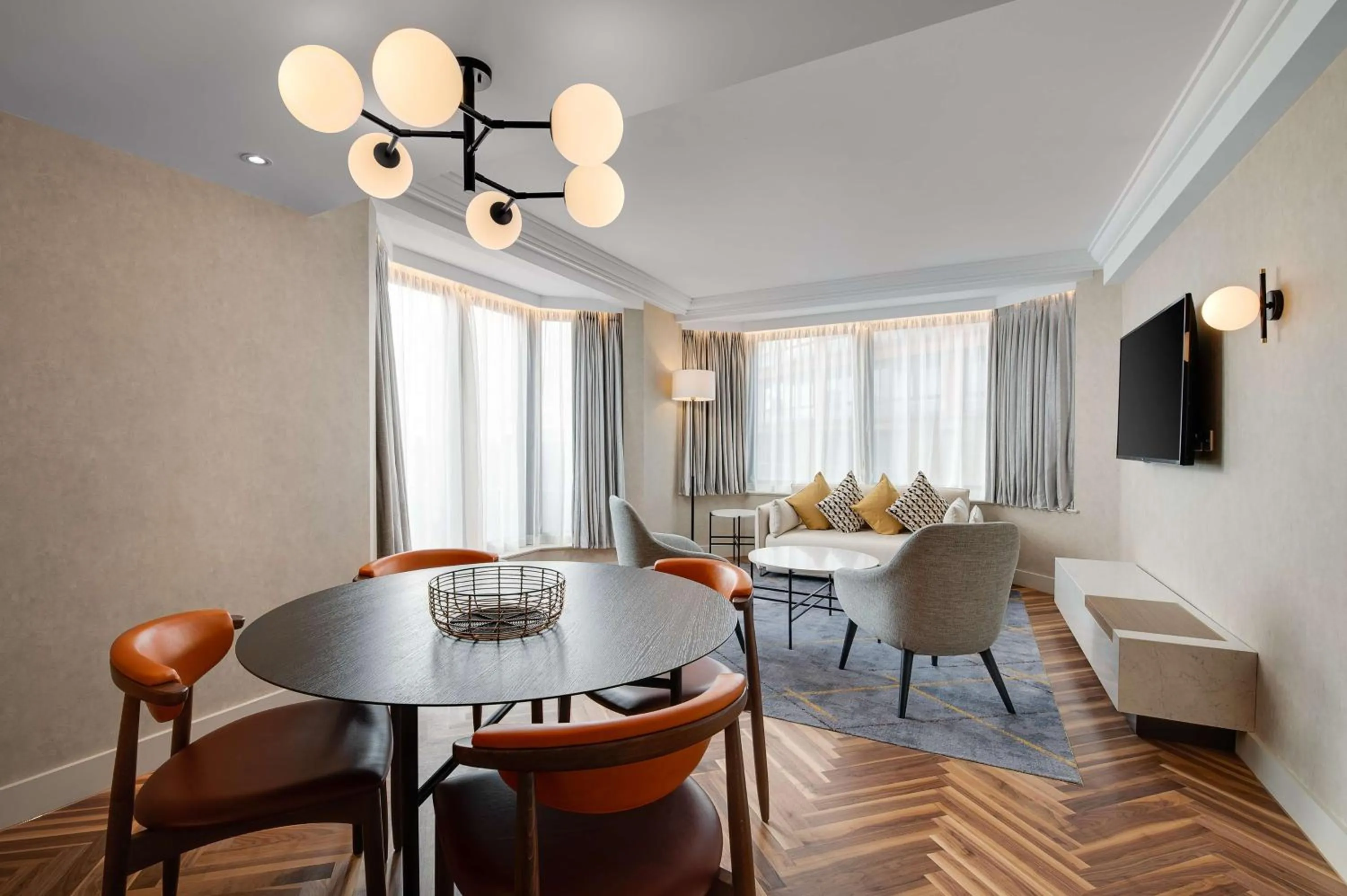 Living room in Hilton London Metropole