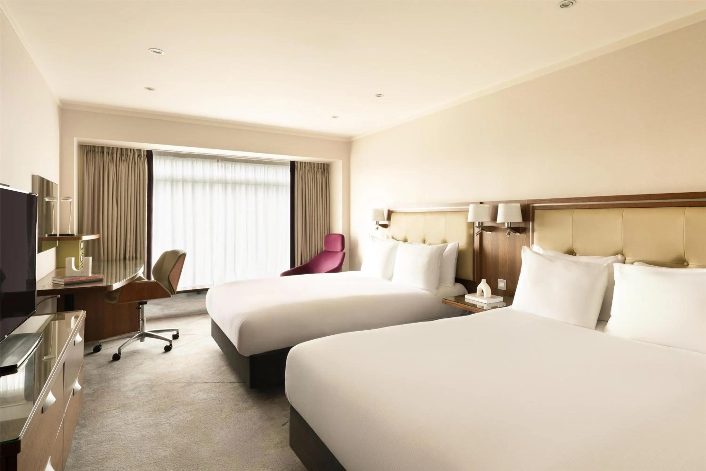 Bedroom, Bed in Hilton London Metropole