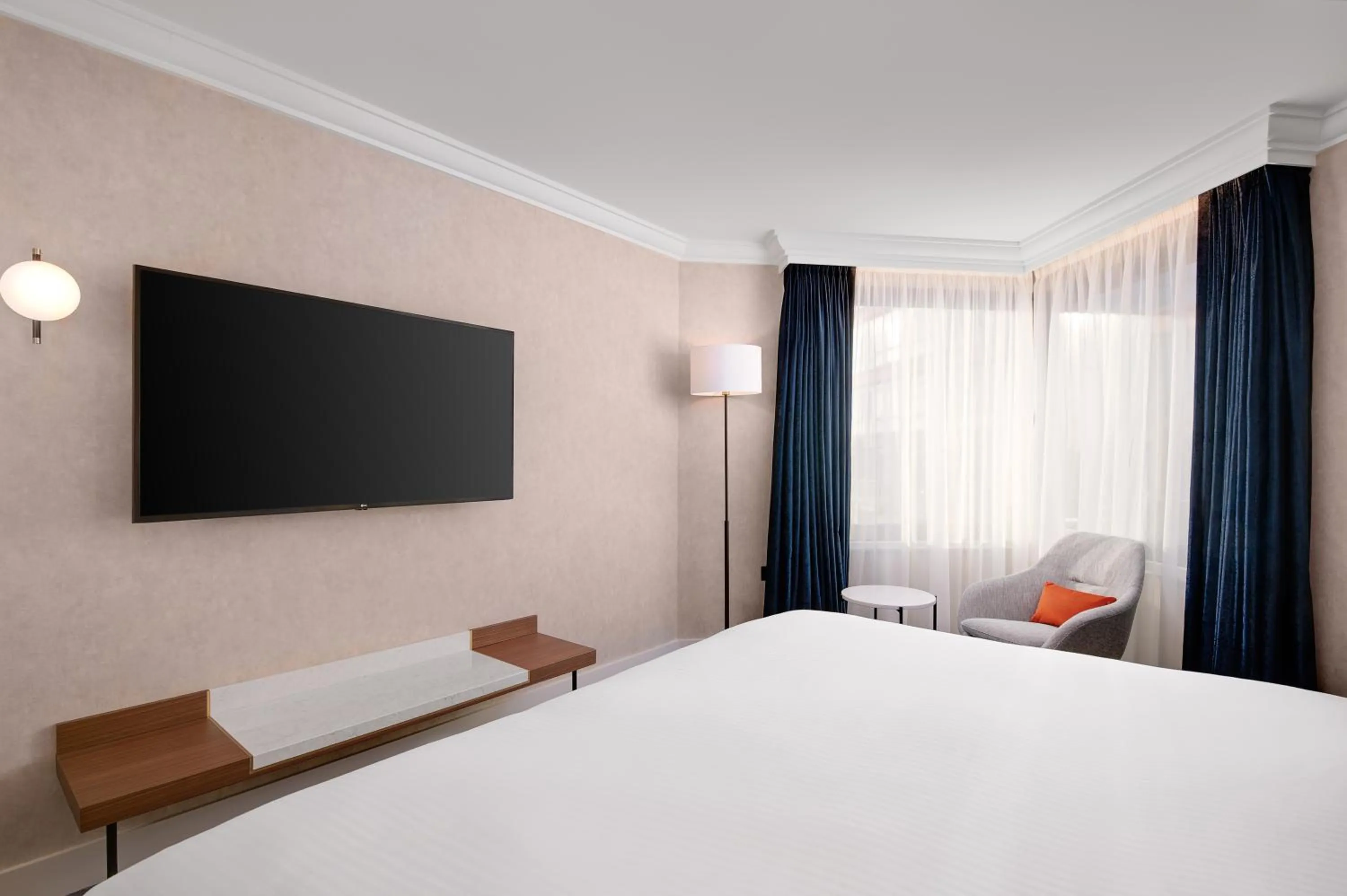 TV and multimedia, Bed in Hilton London Metropole