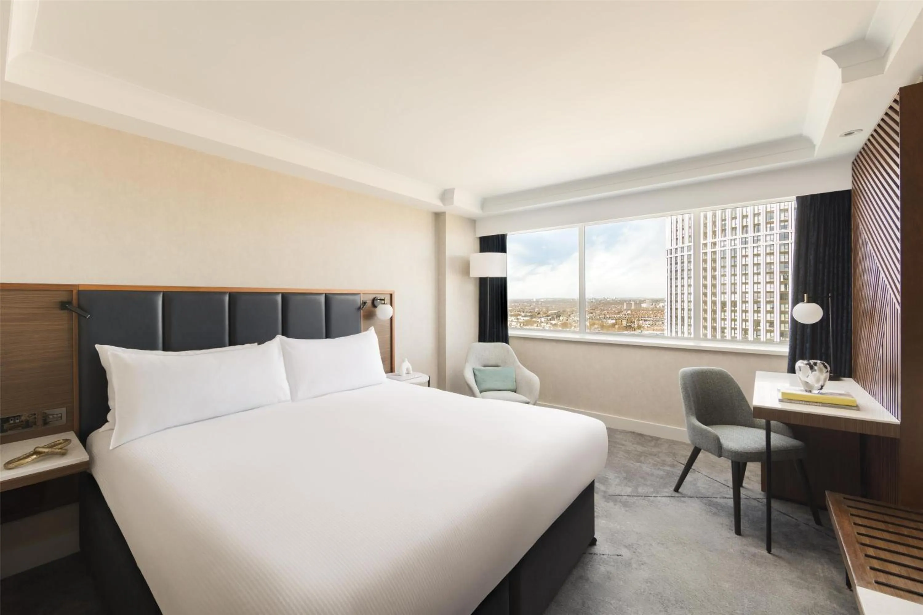 Bedroom, Bed in Hilton London Metropole