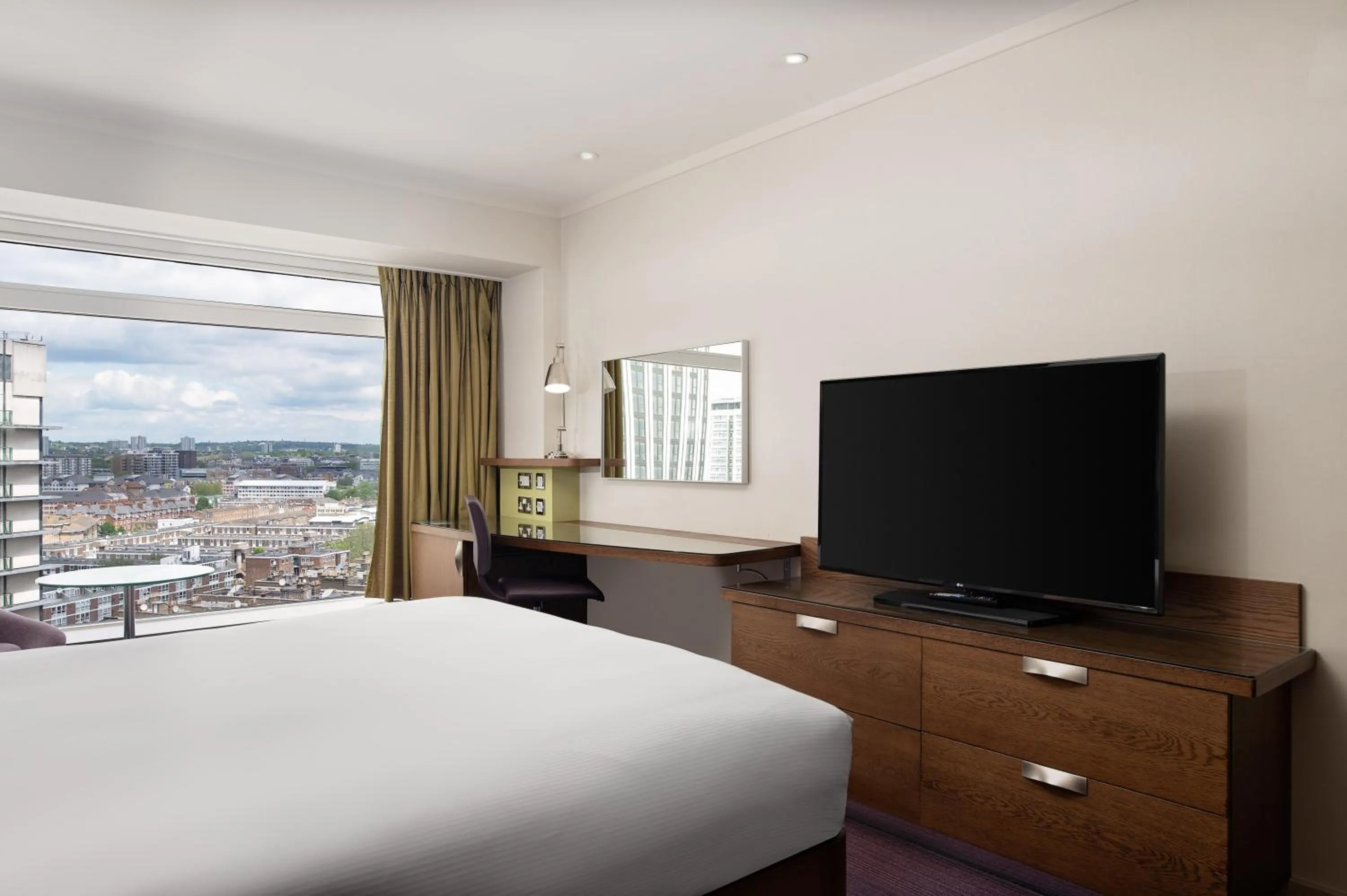 Bedroom, Bed in Hilton London Metropole