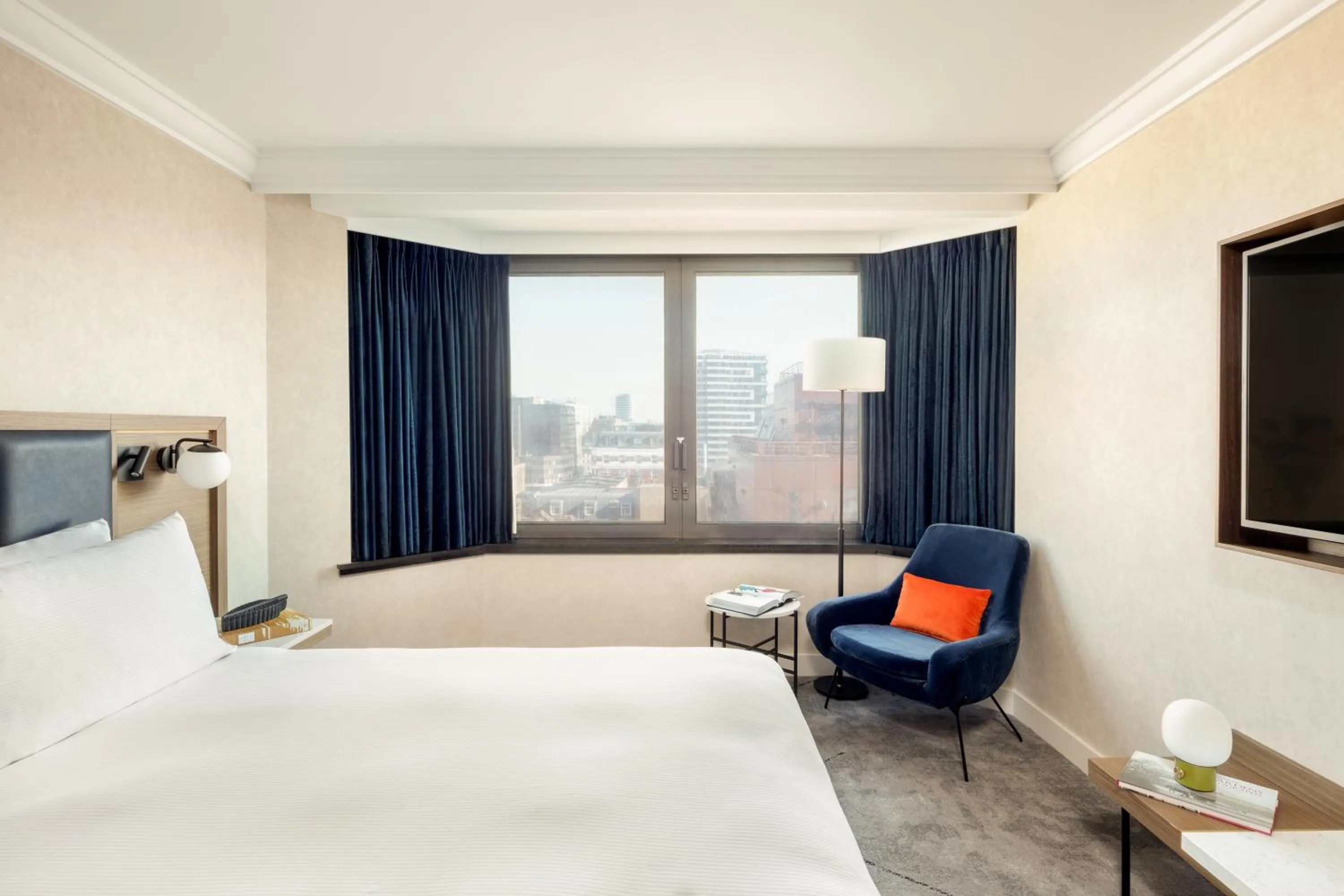 TV and multimedia, Bed in Hilton London Metropole