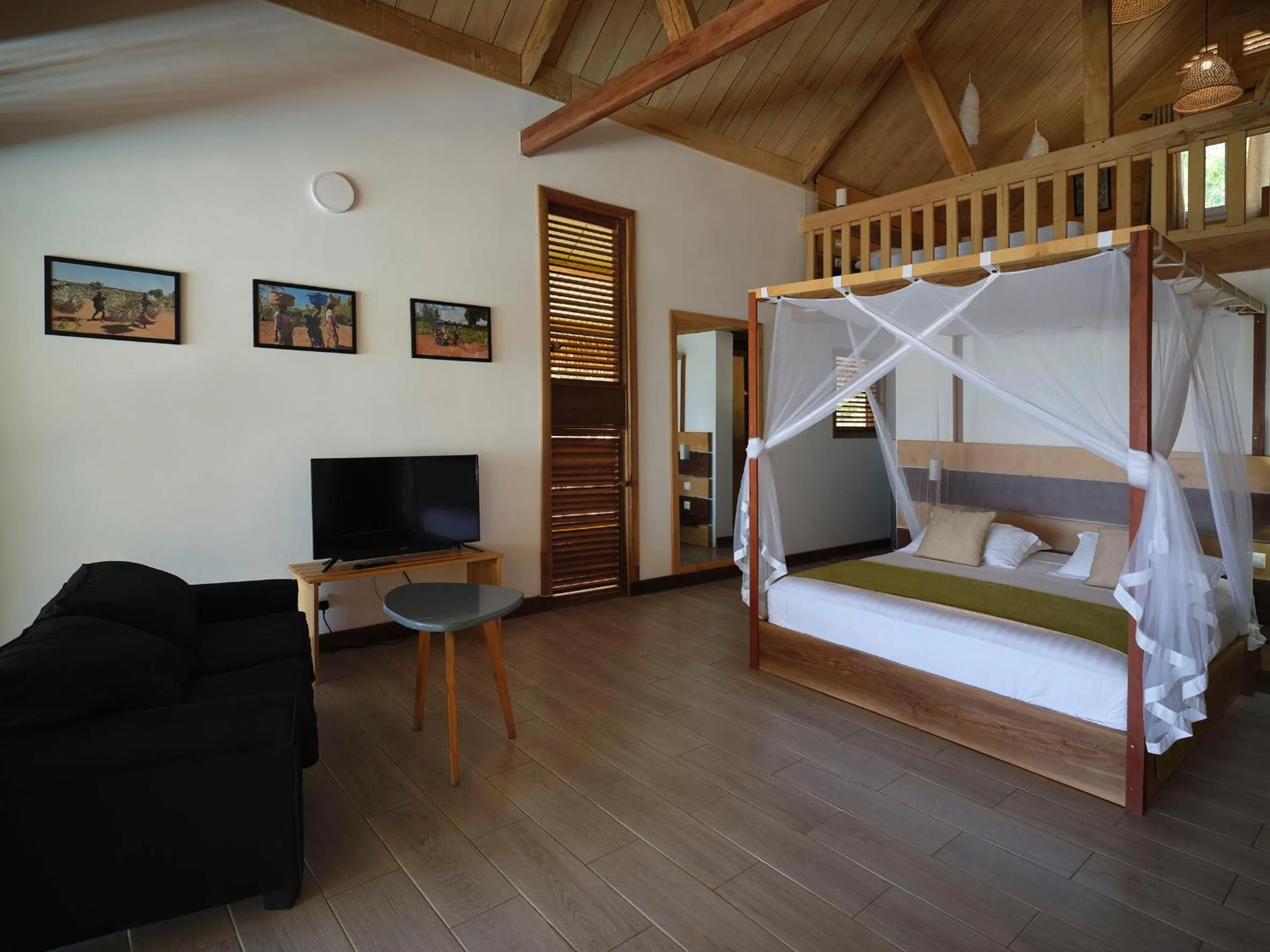 Photo of the whole room, Bed in Antsanitia Resort