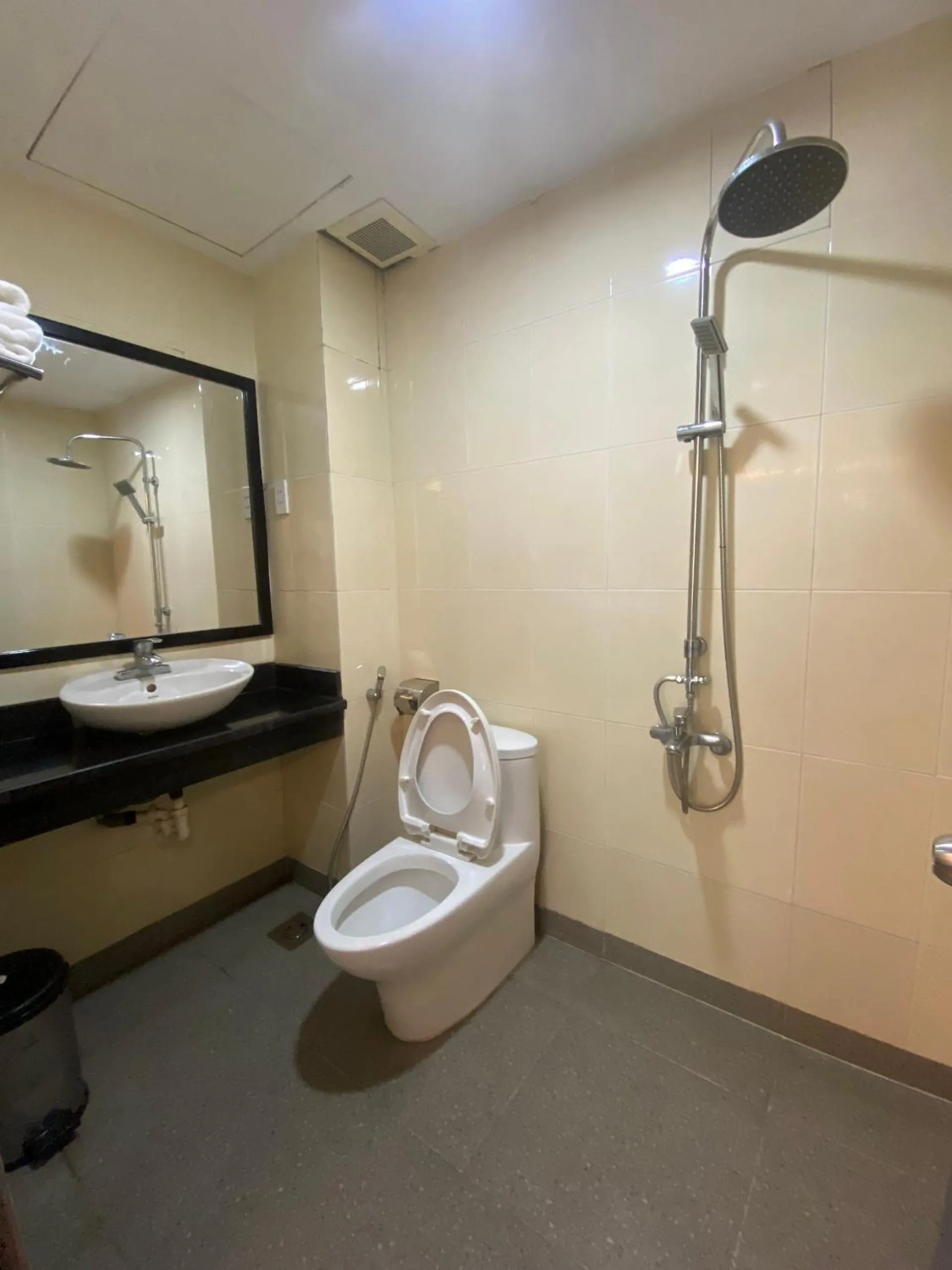 Shower in Binh Duong Resident Hotel