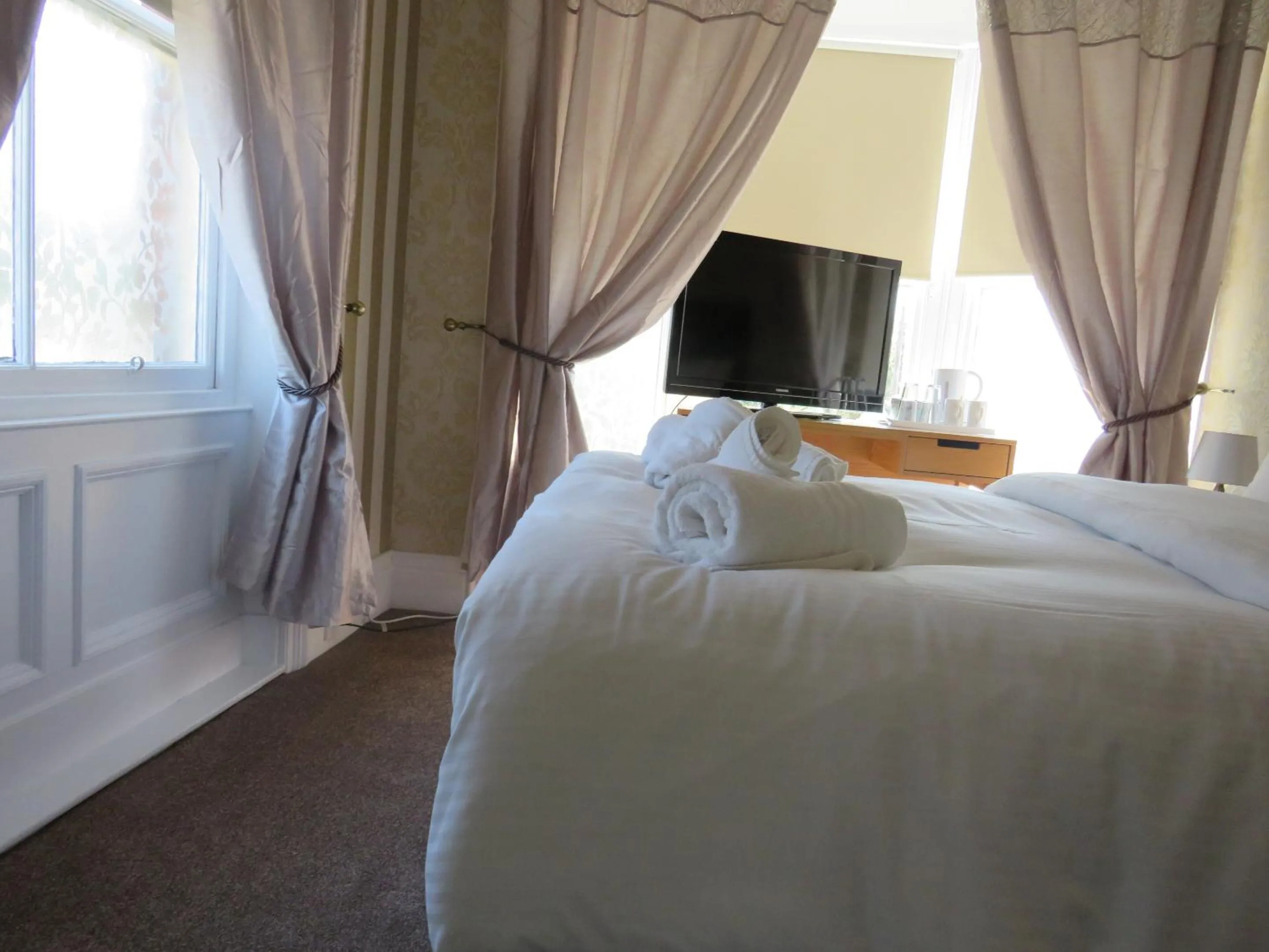 Bedroom, Bed in The Queens Arms Hotel Acomb