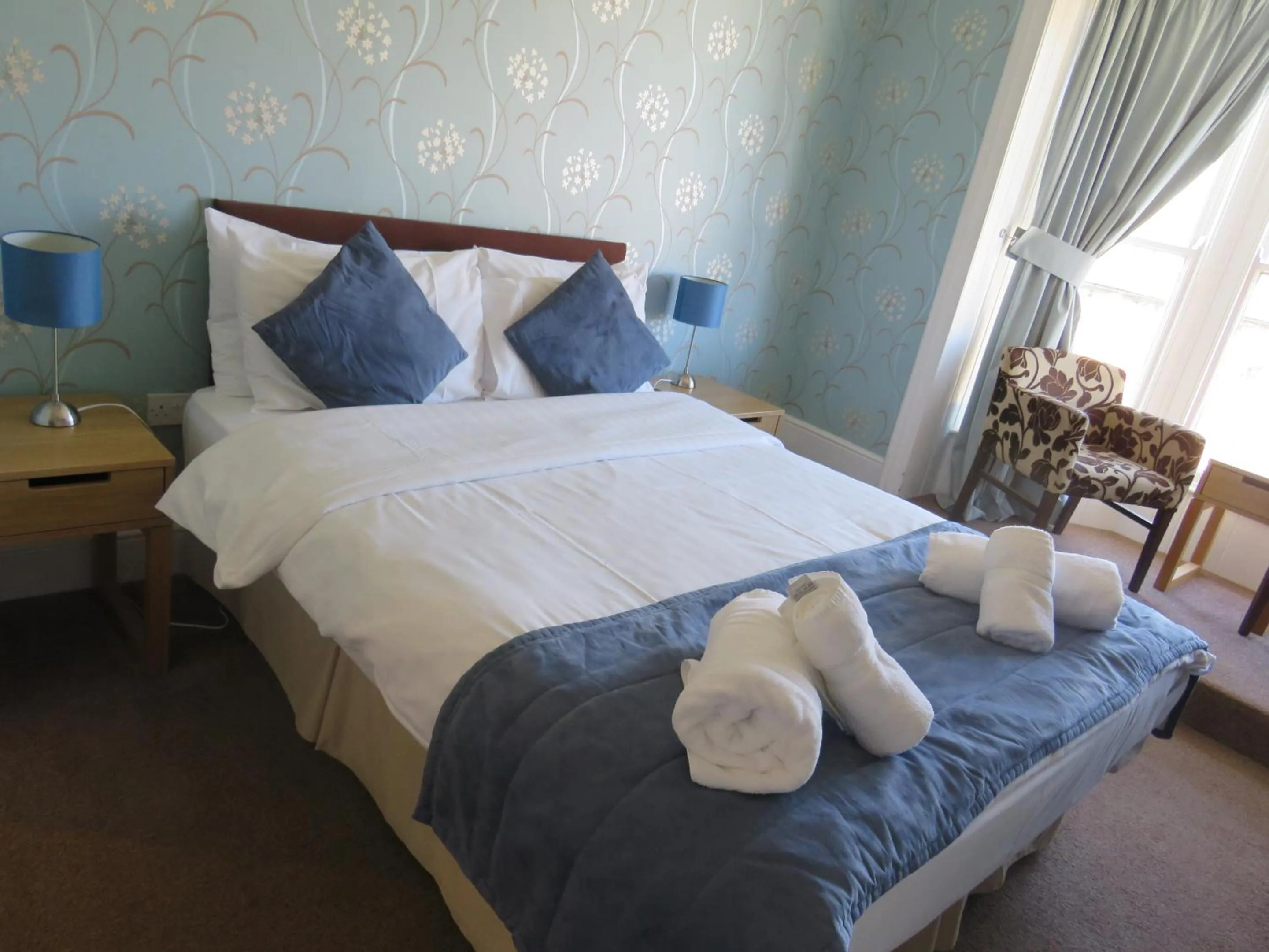 Bedroom, Bed in The Queens Arms Hotel Acomb
