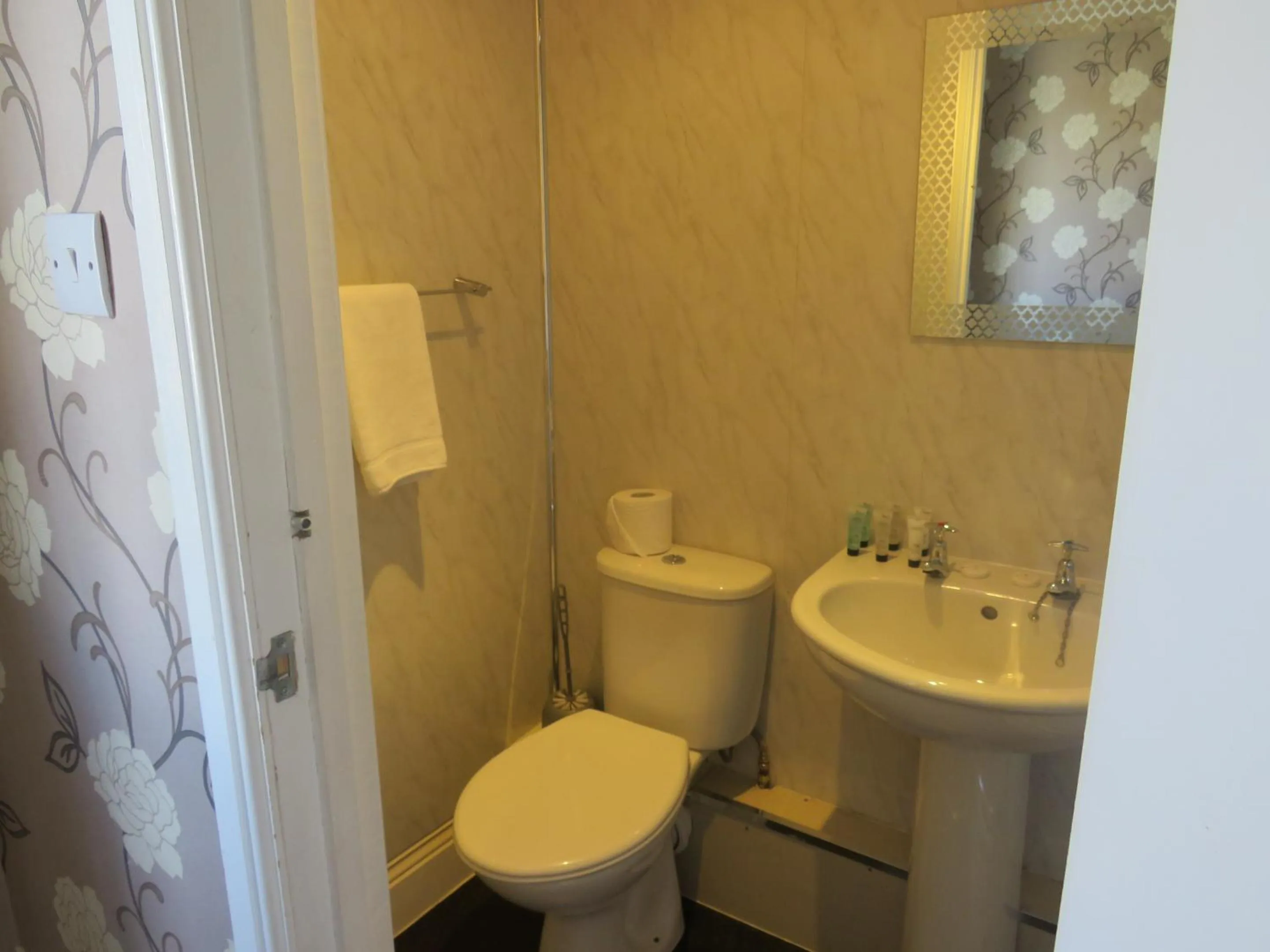 Bathroom in The Queens Arms Hotel Acomb