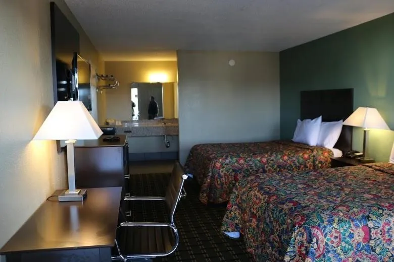 Seating area, Bed in Kings Inn Civic Center/UAB