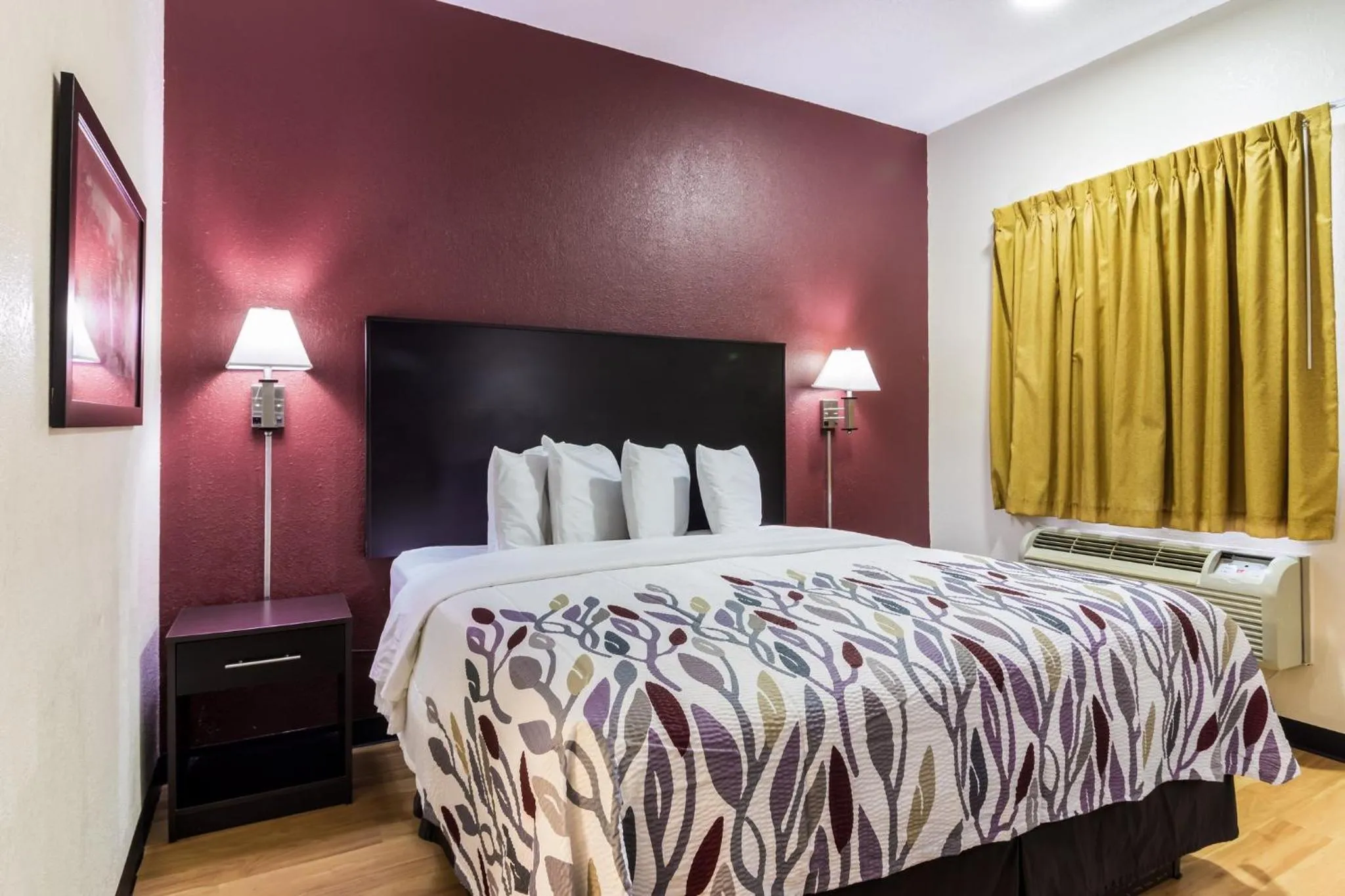 Bedroom, Bed in Red Roof Inn Atlanta - Kennesaw State University