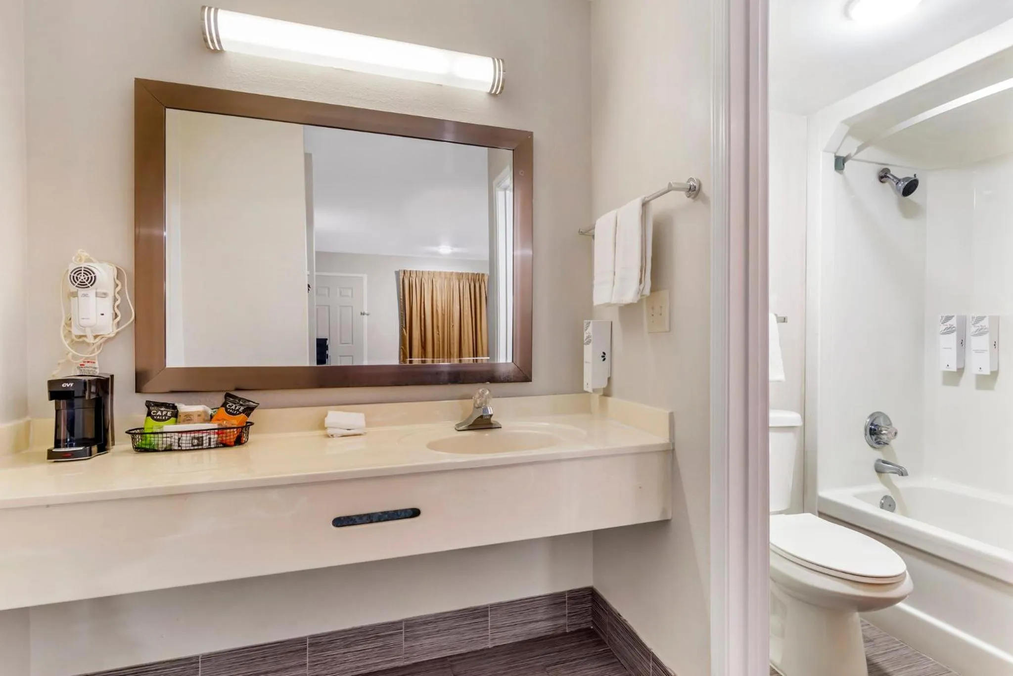 Bathroom in Red Roof Inn Atlanta - Kennesaw State University