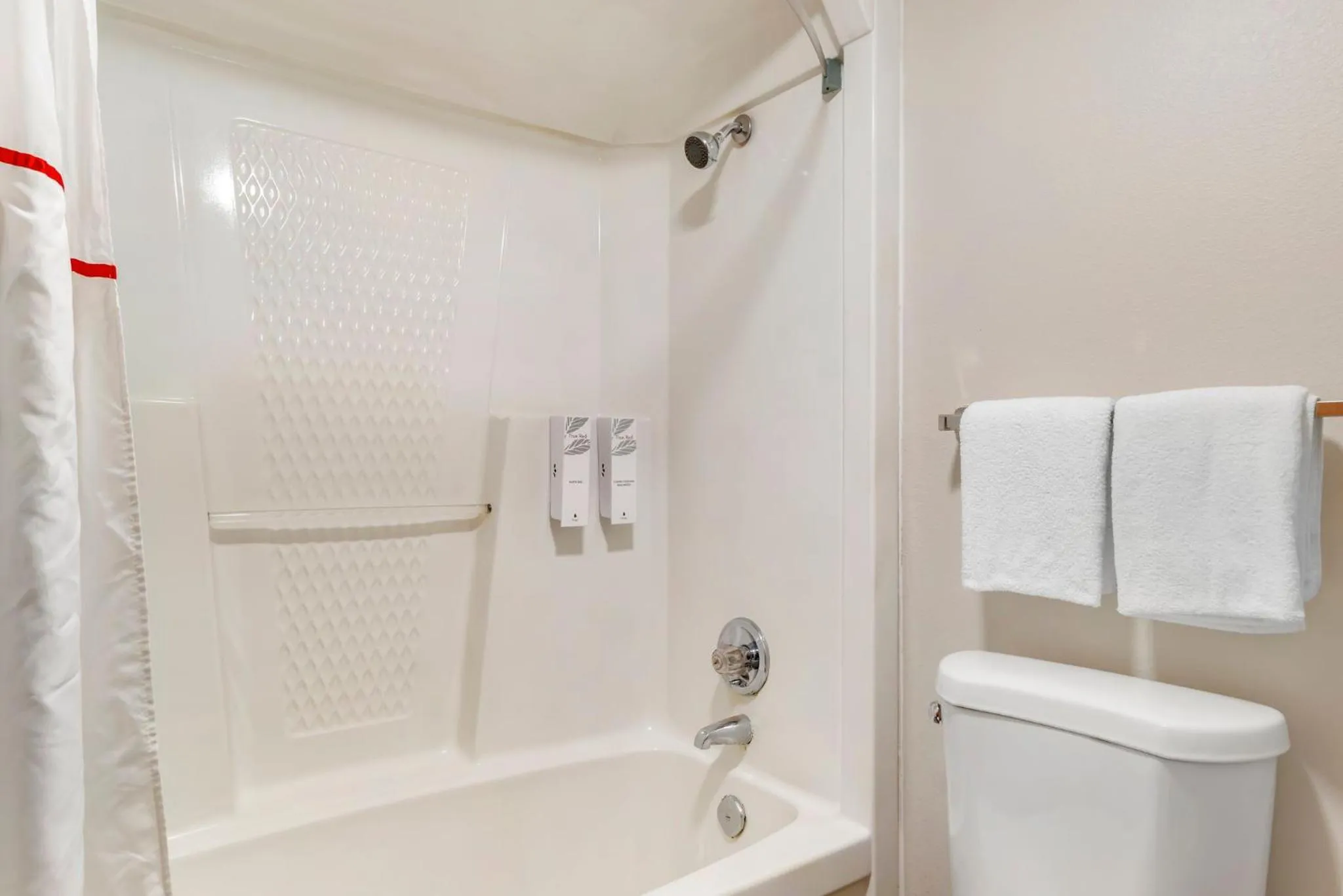 Bathroom in Red Roof Inn Atlanta - Kennesaw State University