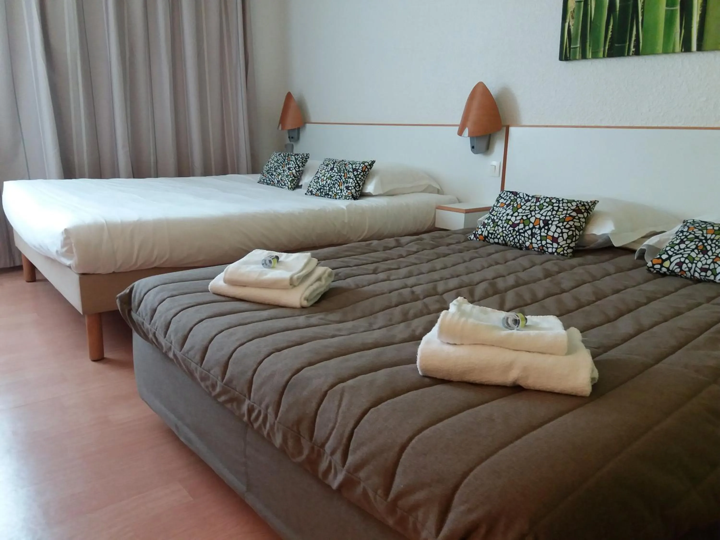 Photo of the whole room, Bed in Lorient Résidence