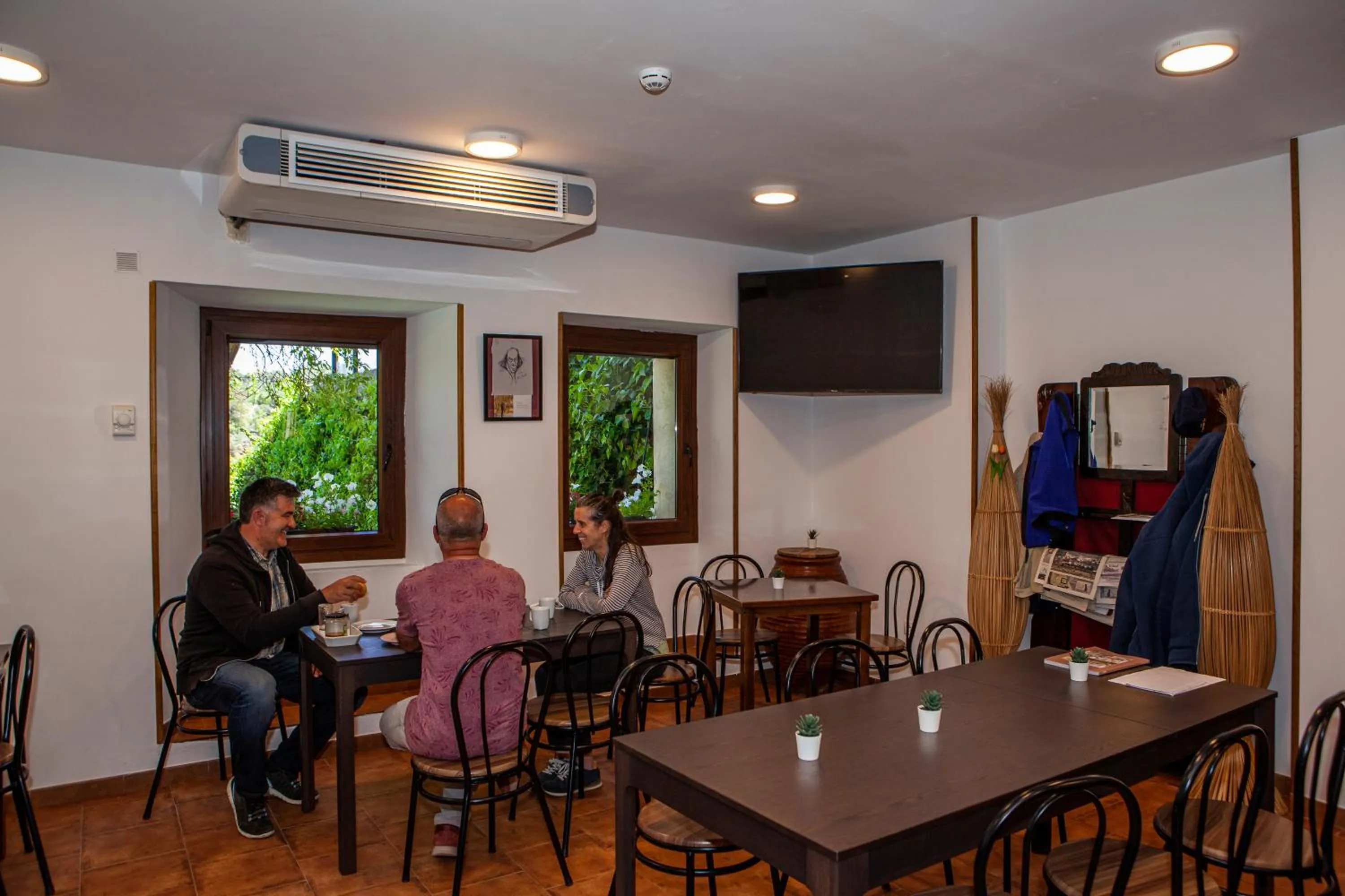 Communal lounge/ TV room in El Albergue de Sigüenza