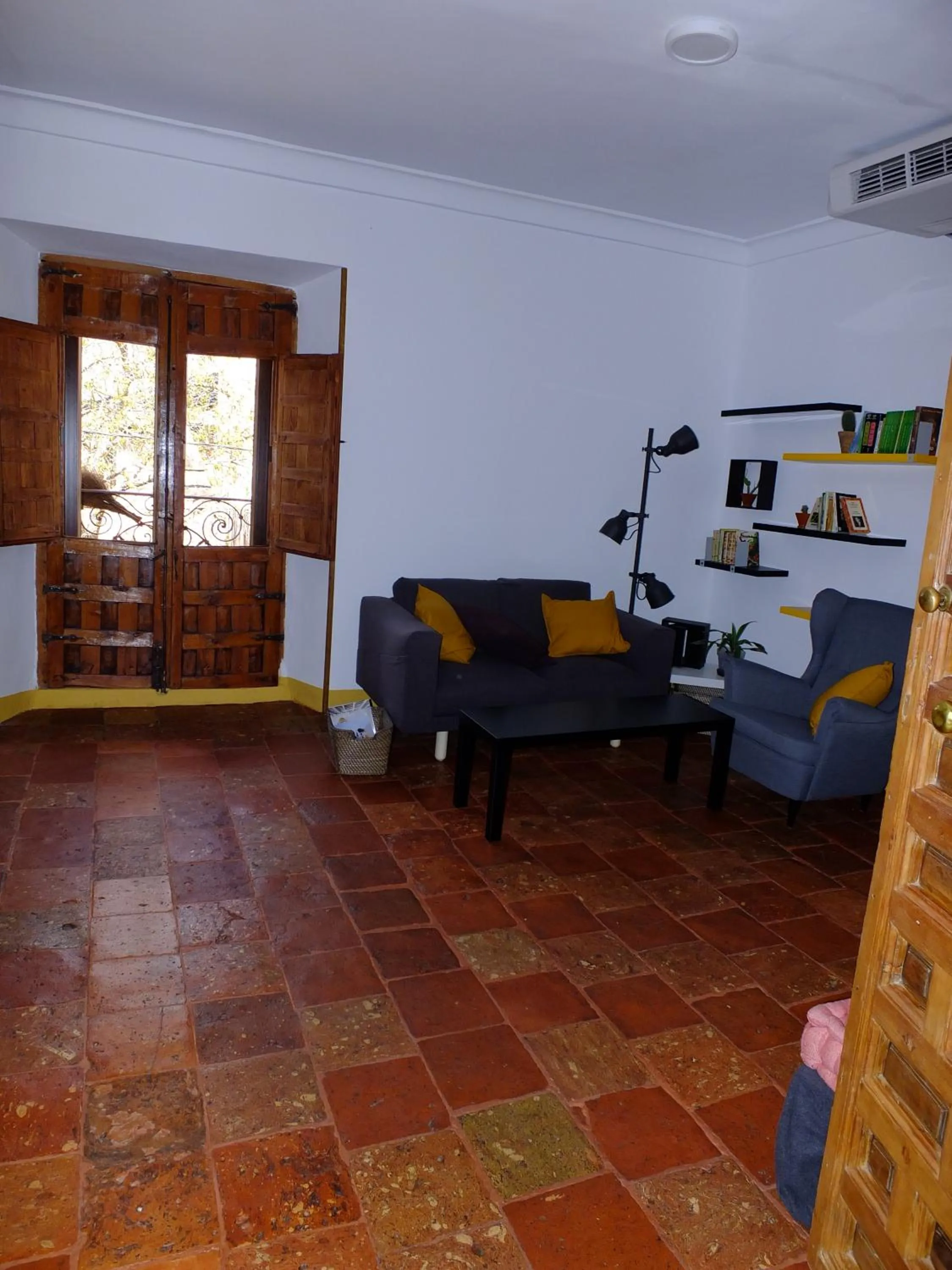 Communal lounge/ TV room in El Albergue de Sigüenza