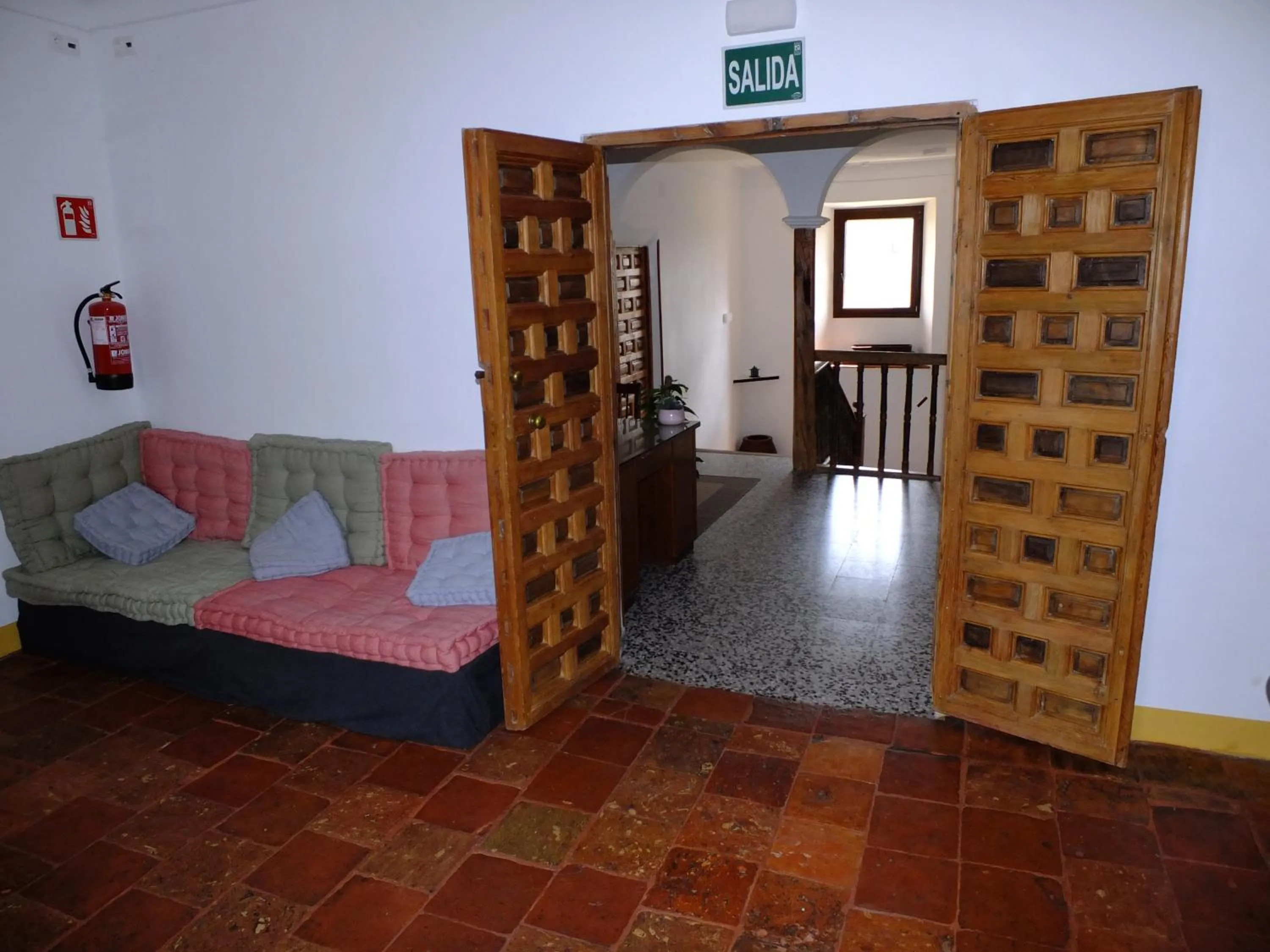 Communal lounge/ TV room in El Albergue de Sigüenza