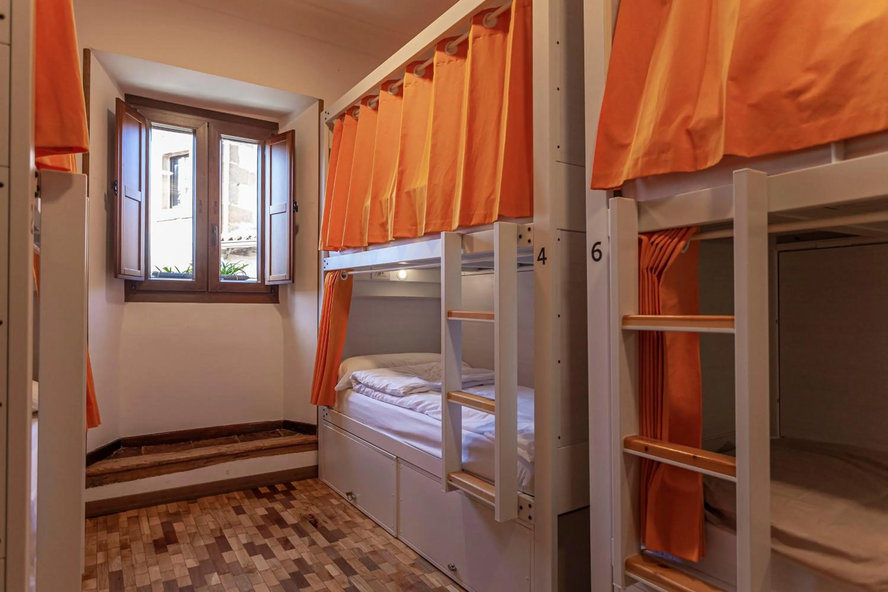 bunk bed, Bed in El Albergue de Sigüenza