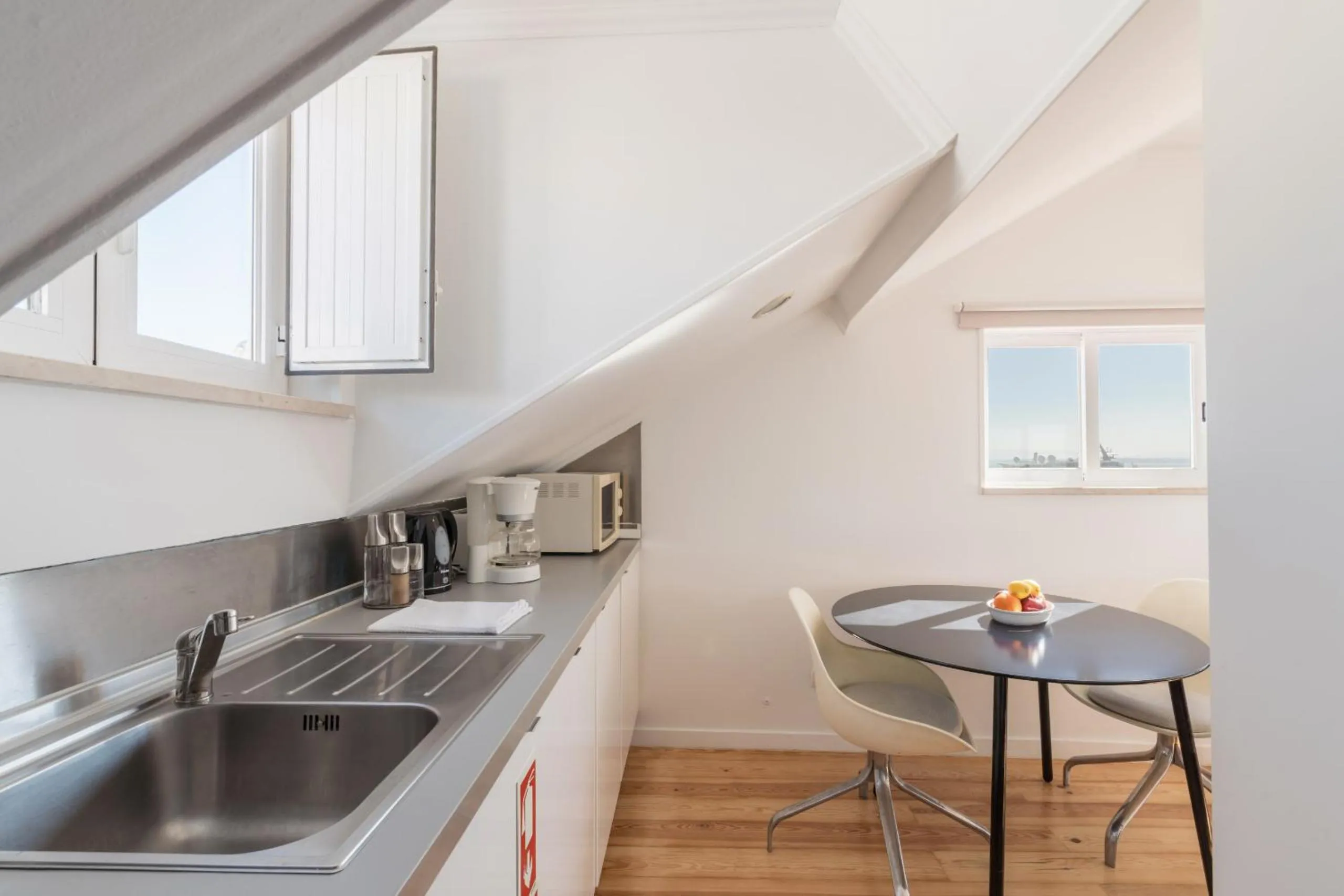 Bright Studio Apartment in Alfama, Lisbon, Historic Heart & Great Views - TTL99