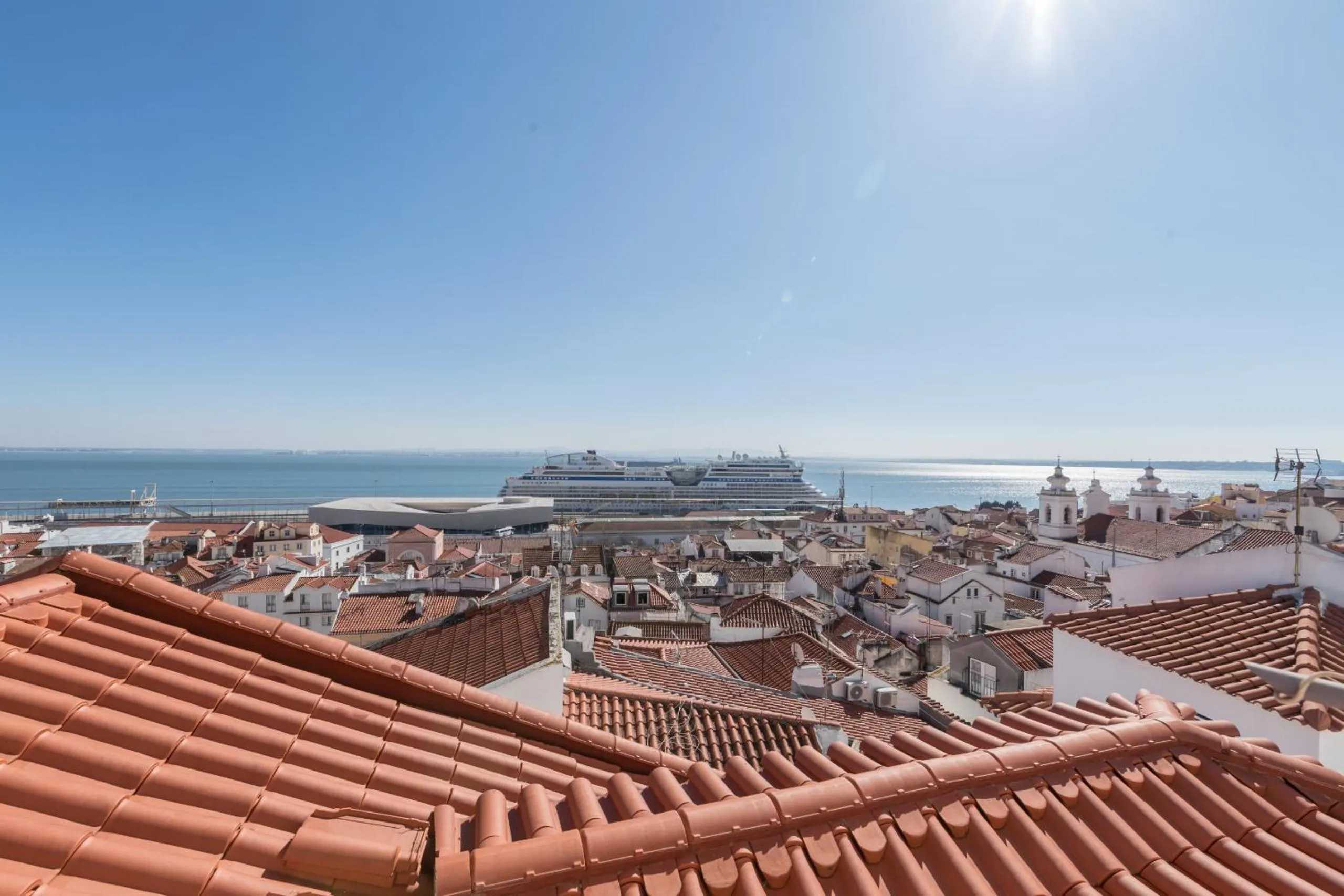 Bright Studio Apartment in Alfama, Lisbon, Historic Heart & Great Views - TTL99