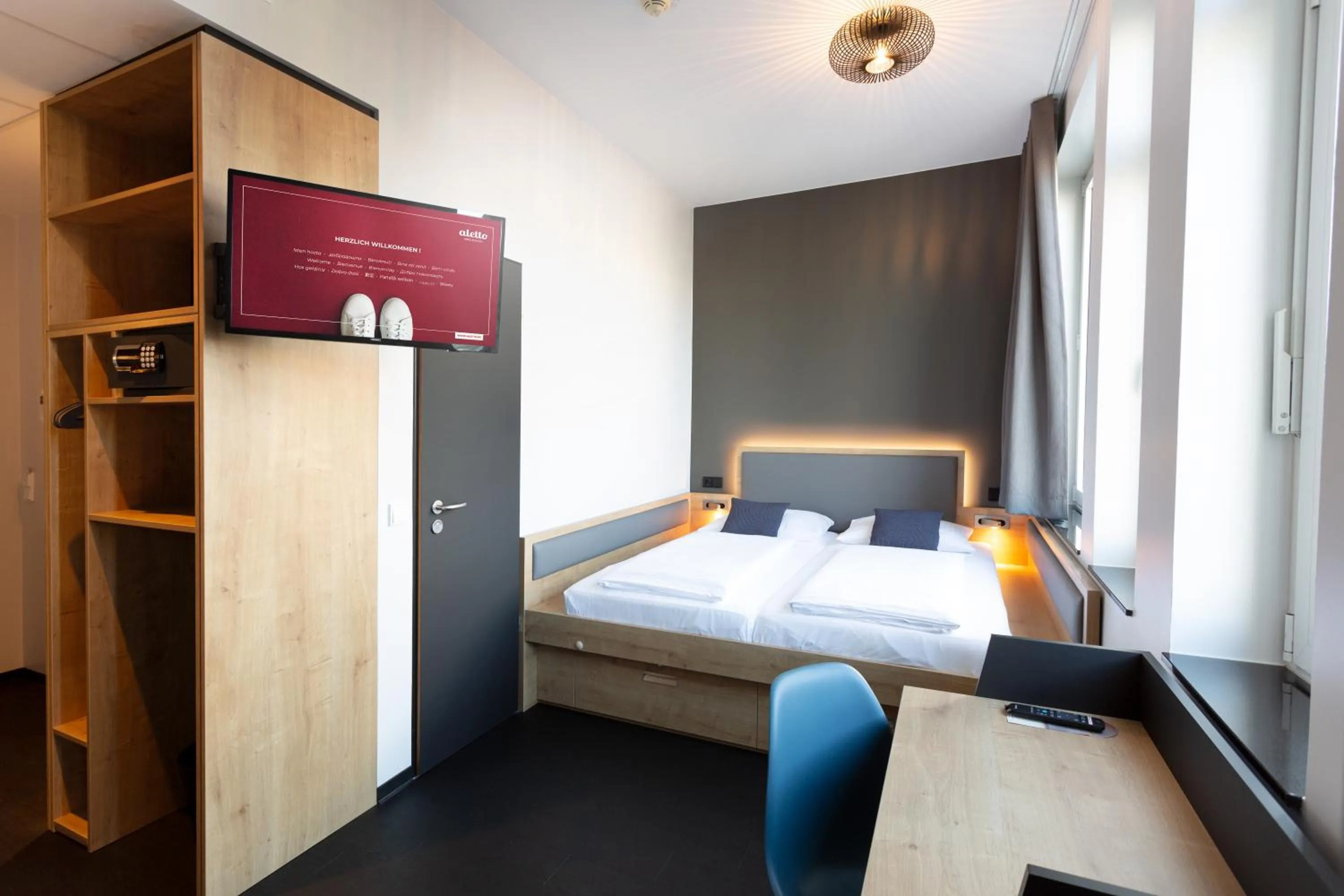 Photo of the whole room, Bed in aletto Hotel Kudamm