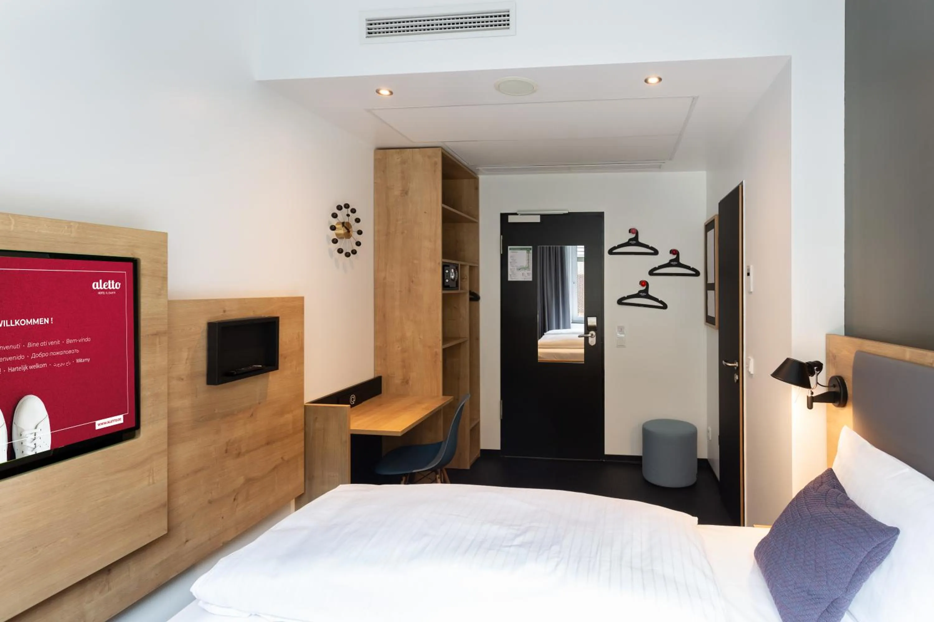 Photo of the whole room, Bed in aletto Hotel Kudamm