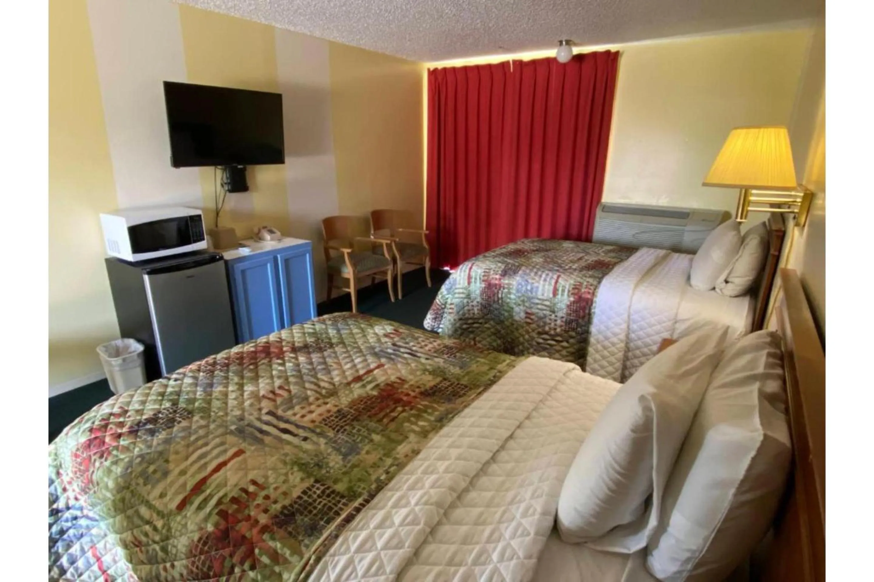 Bedroom, Bed in Lake Country Inn