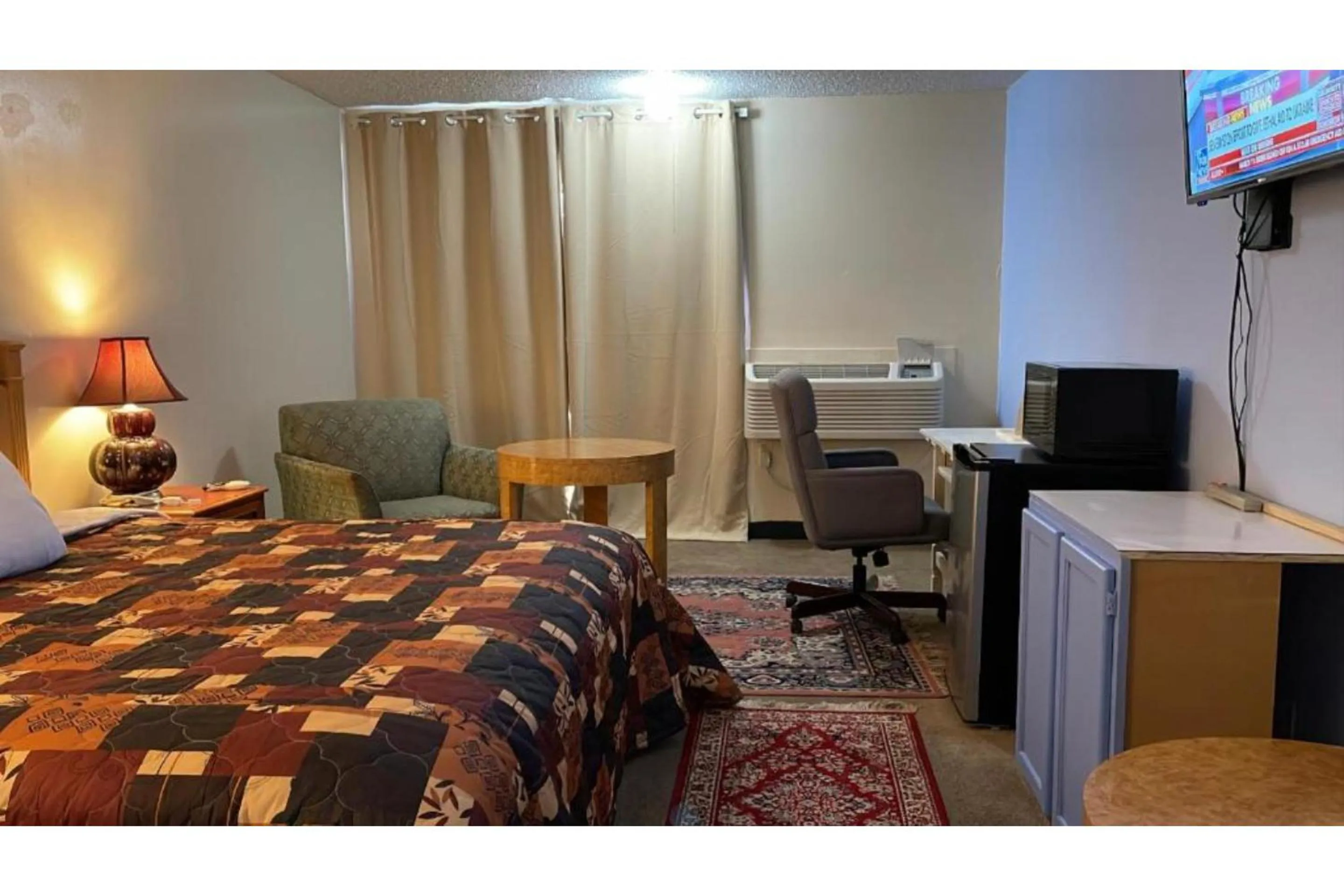 Photo of the whole room, Bed in Lake Country Inn