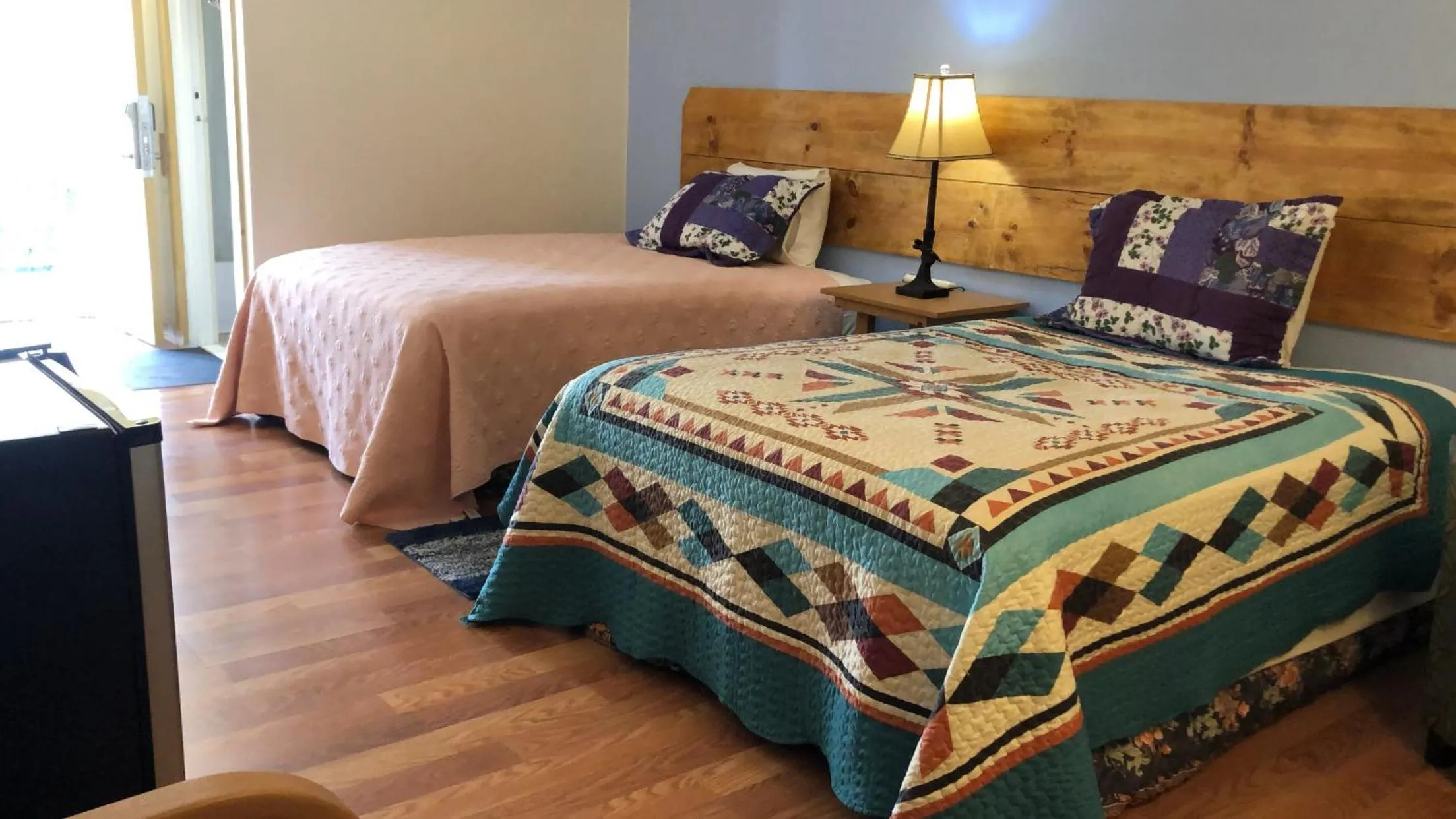 Photo of the whole room, Bed in Lake Country Inn