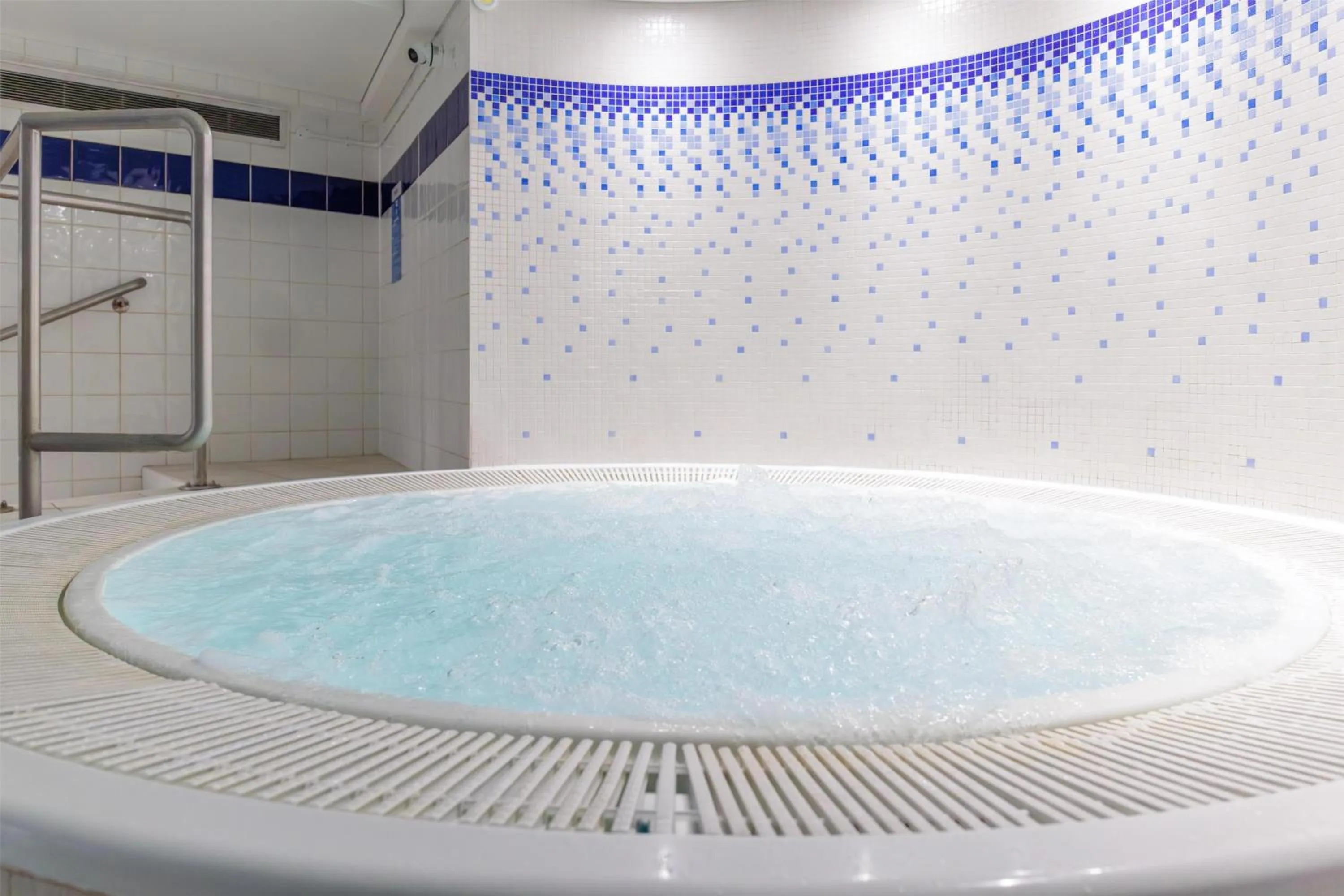 Hot Tub in Hilton Cardiff