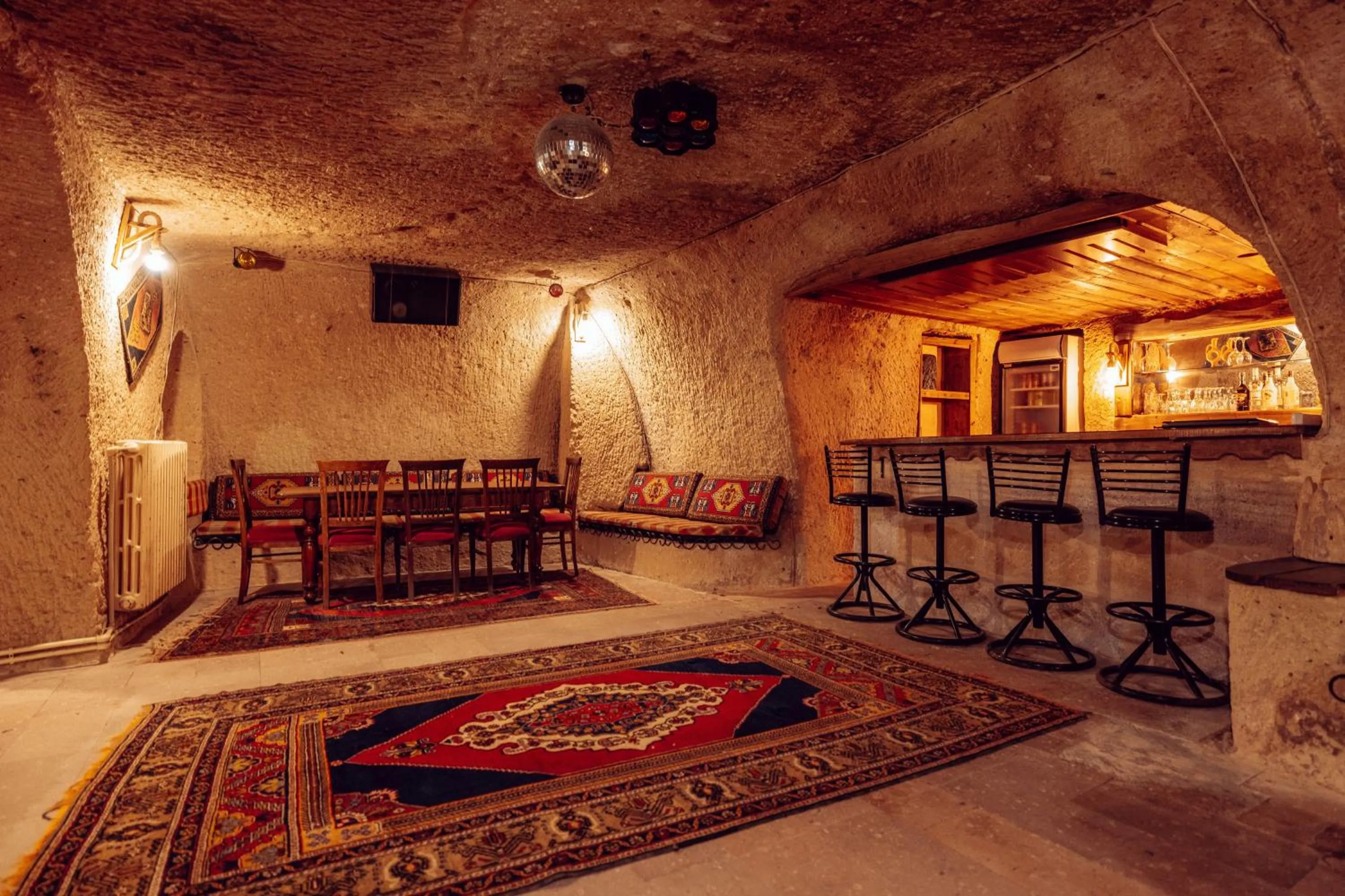 Restaurant/places to eat in Melis Cave Hotel
