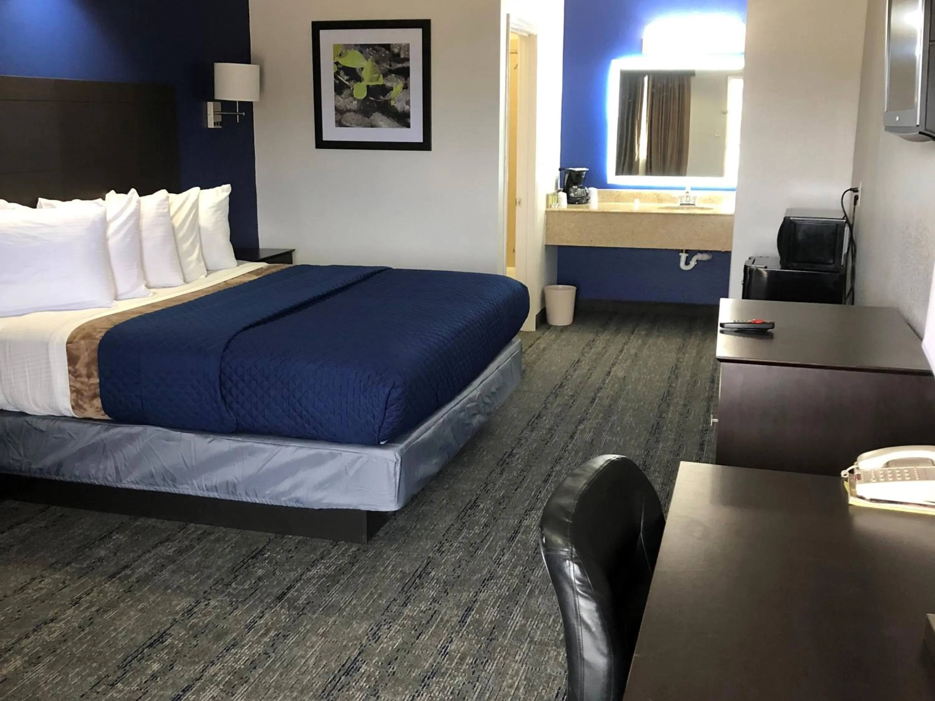 Photo of the whole room, Bed in Executive Inn and Suites Joaquin