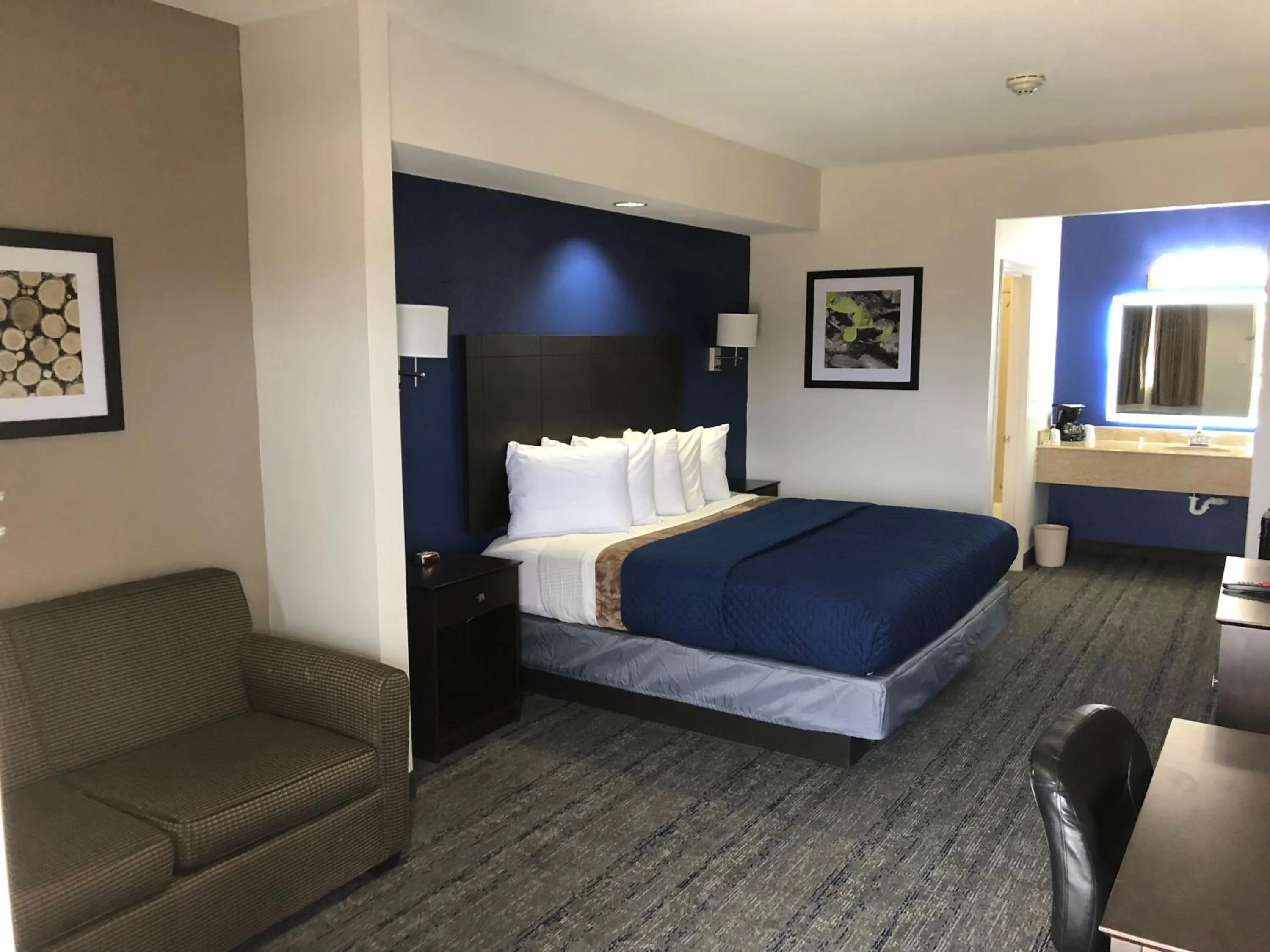 Photo of the whole room, Bed in Executive Inn and Suites Joaquin