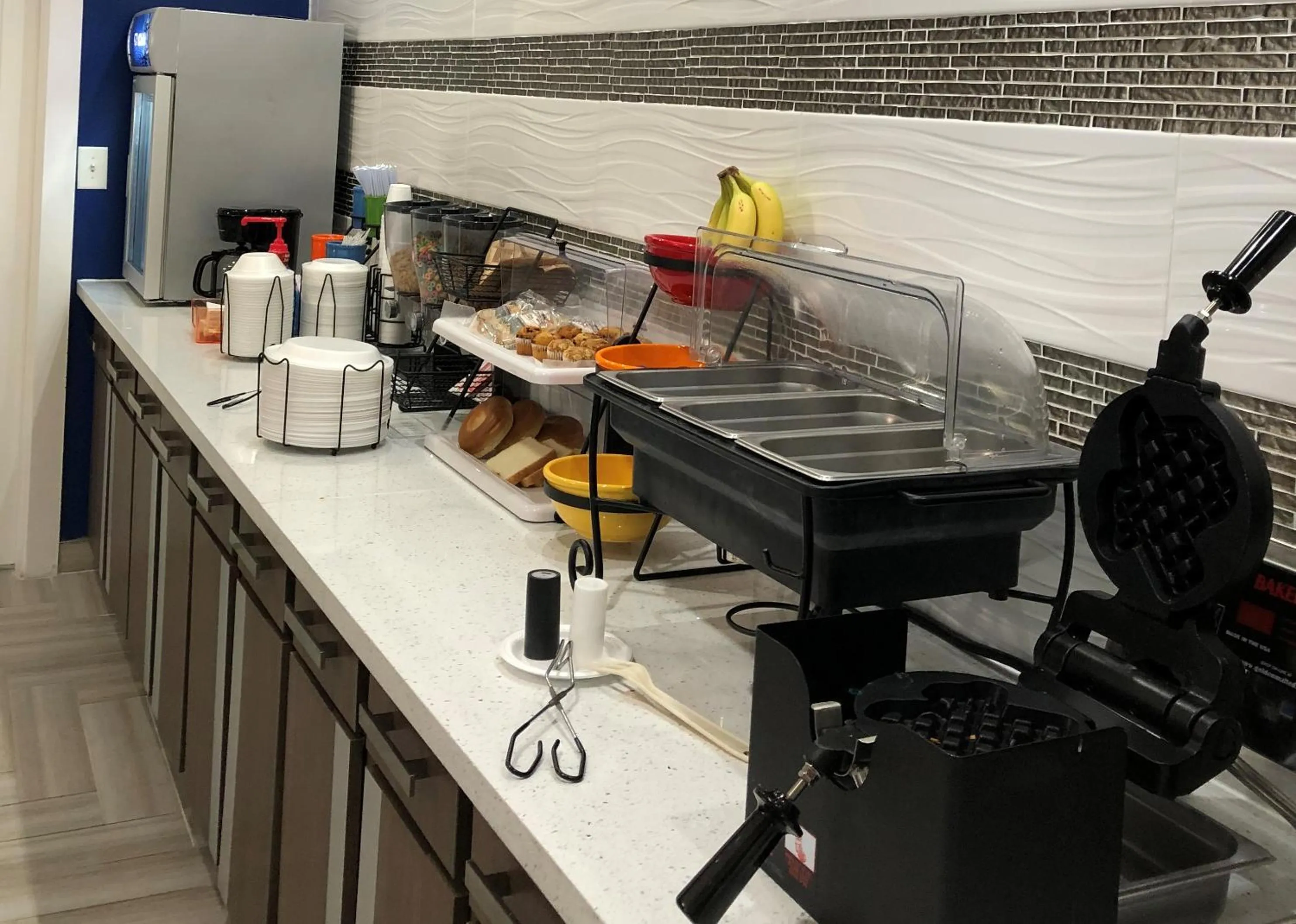 Coffee/tea facilities in Executive Inn and Suites Joaquin