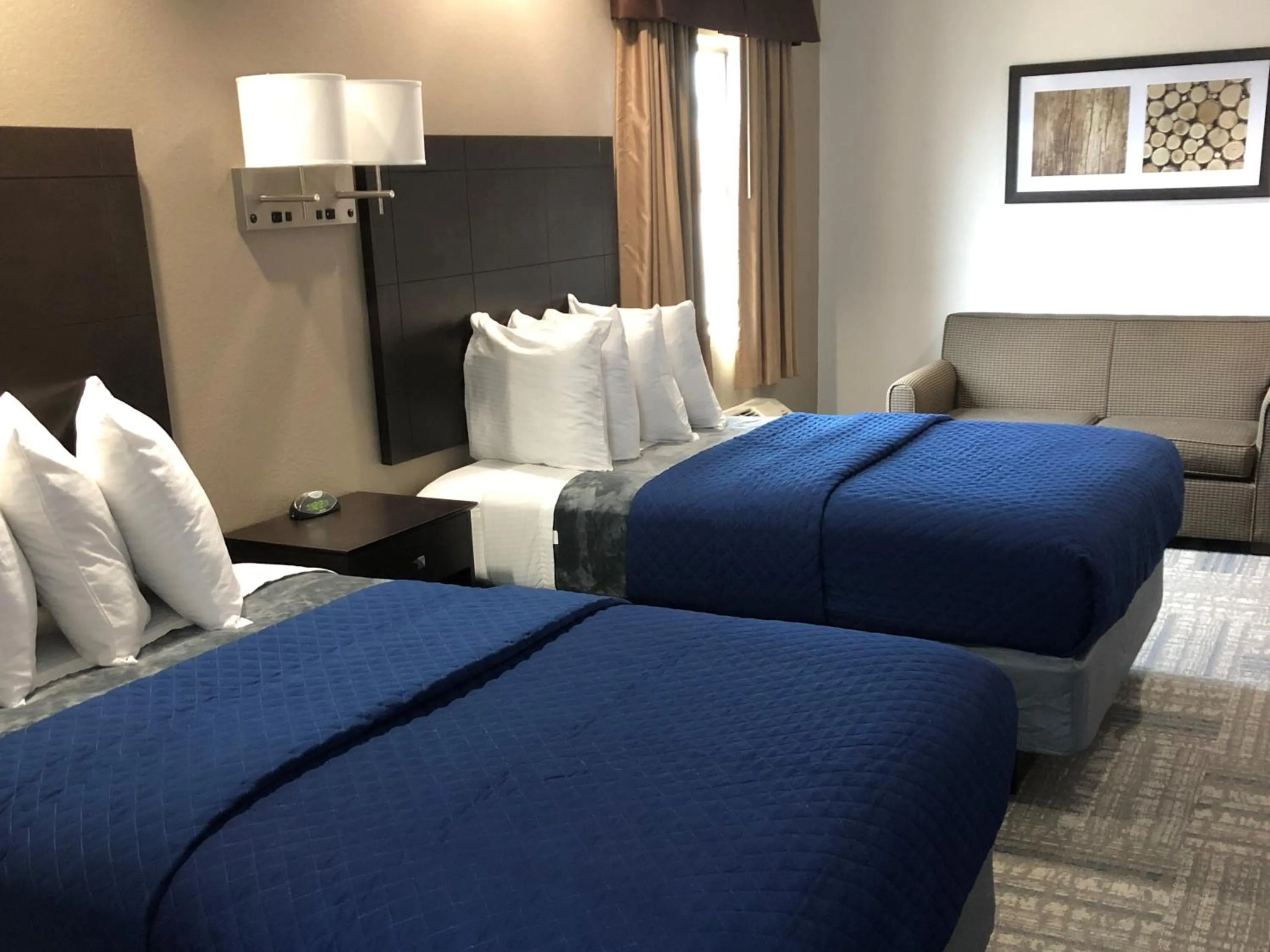 Photo of the whole room, Bed in Executive Inn and Suites Joaquin