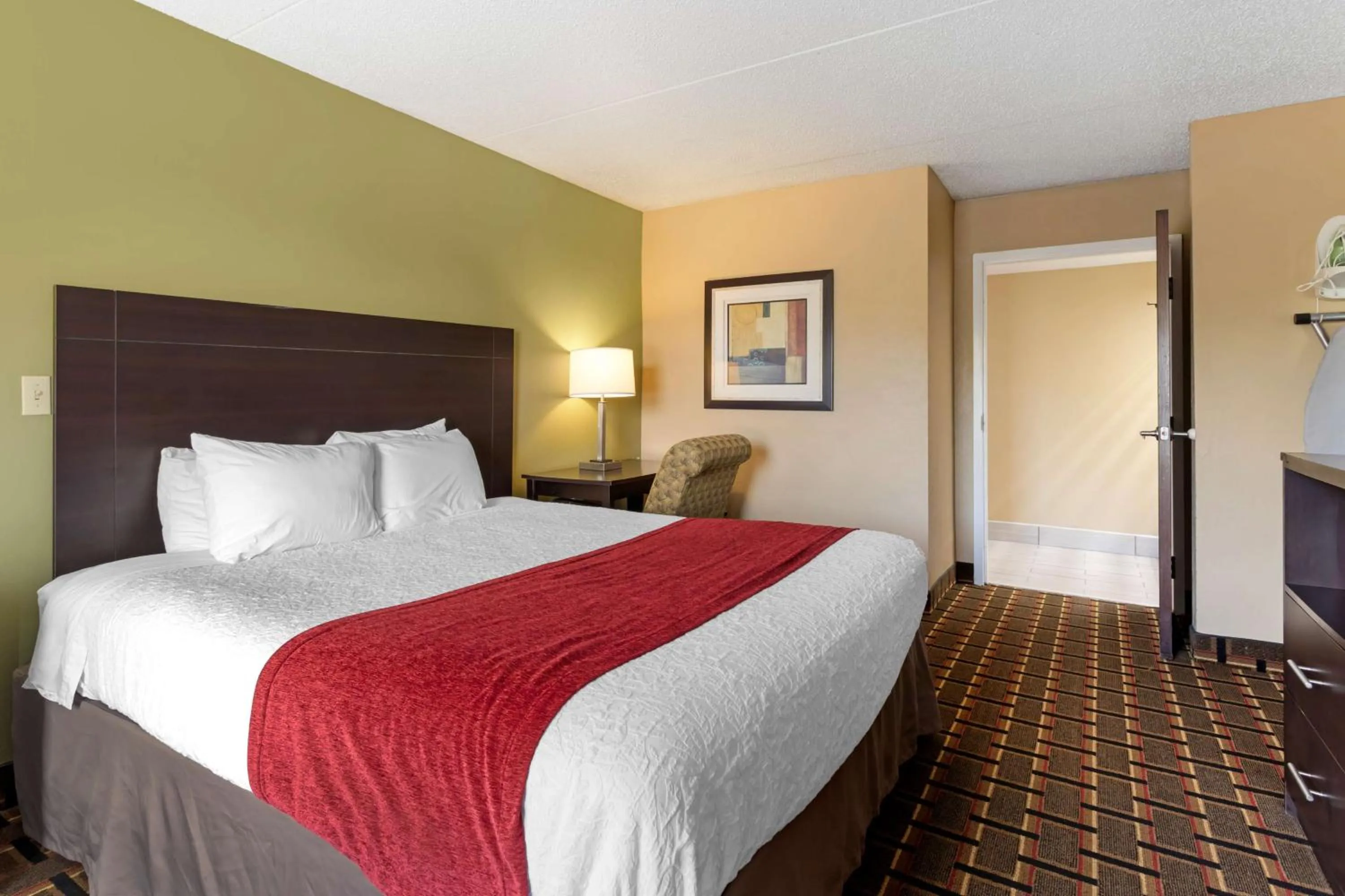 Photo of the whole room, Bed in SureStay Hotel by Best Western Lenoir City